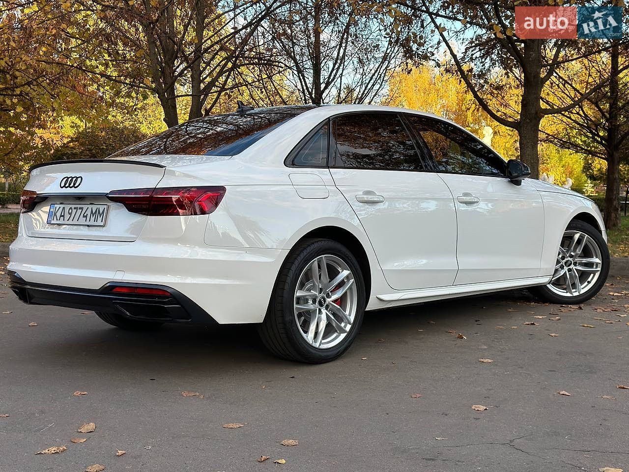 Audi A4 2019 VIN WAUDNAF40LN005674 фото оголошення 19 з 63