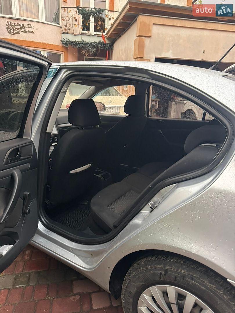 Skoda Octavia 2011 VIN TMBDT61Z8B2119480 фото оголошення 3 з 13