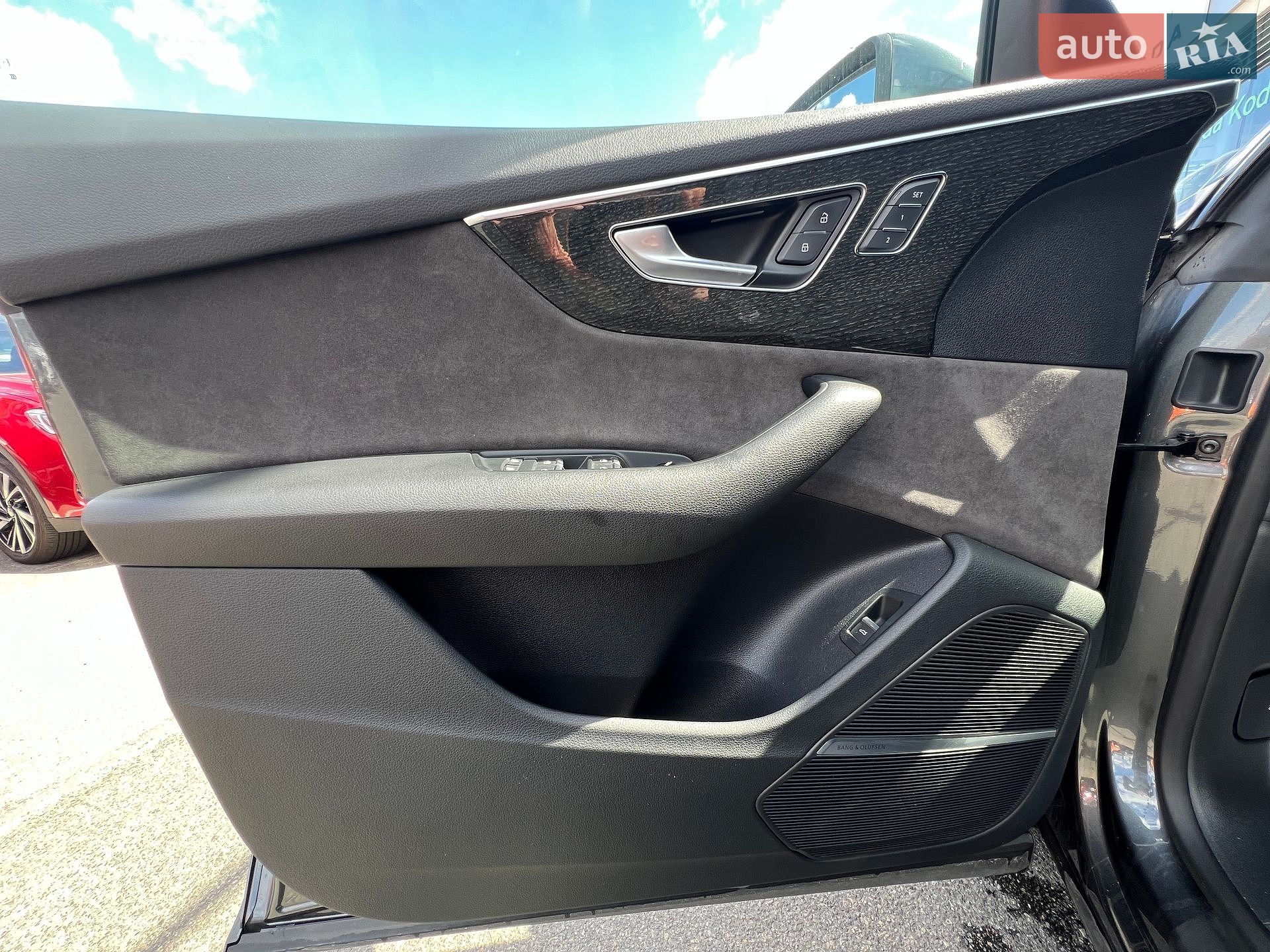 Audi Q8 2019 VIN WAUZZZF17KD043695 фото оголошення 12 з 41