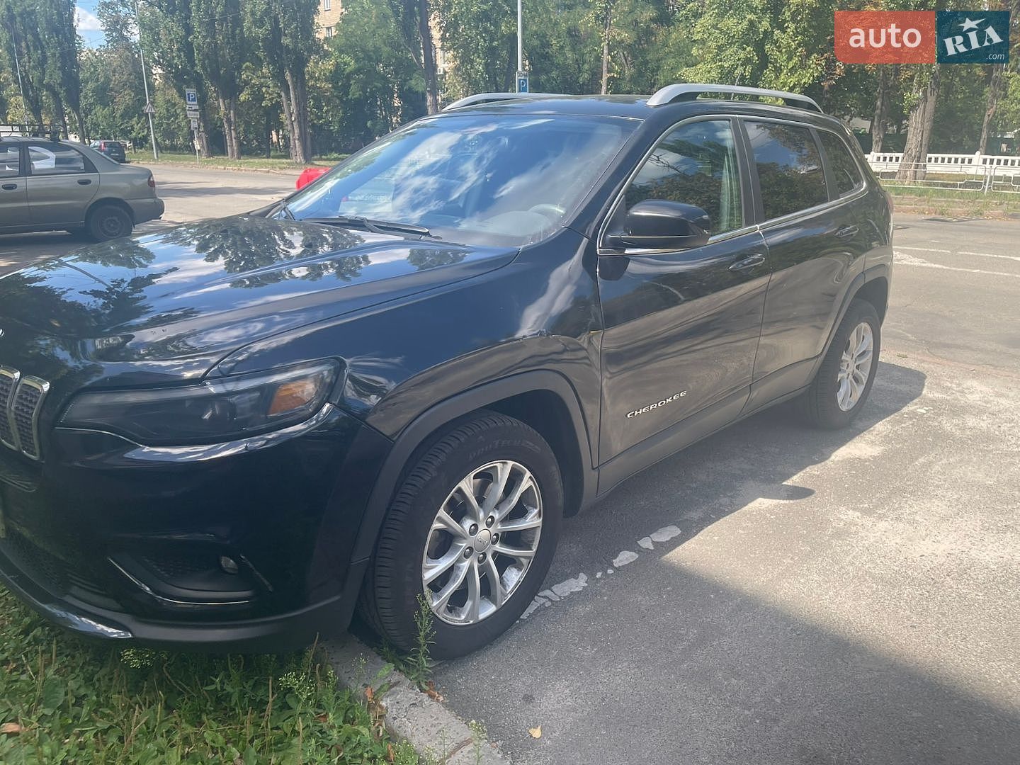 Jeep Cherokee 2019 VIN 1C4PJLCB2KD470262 фото оголошення 2 з 8