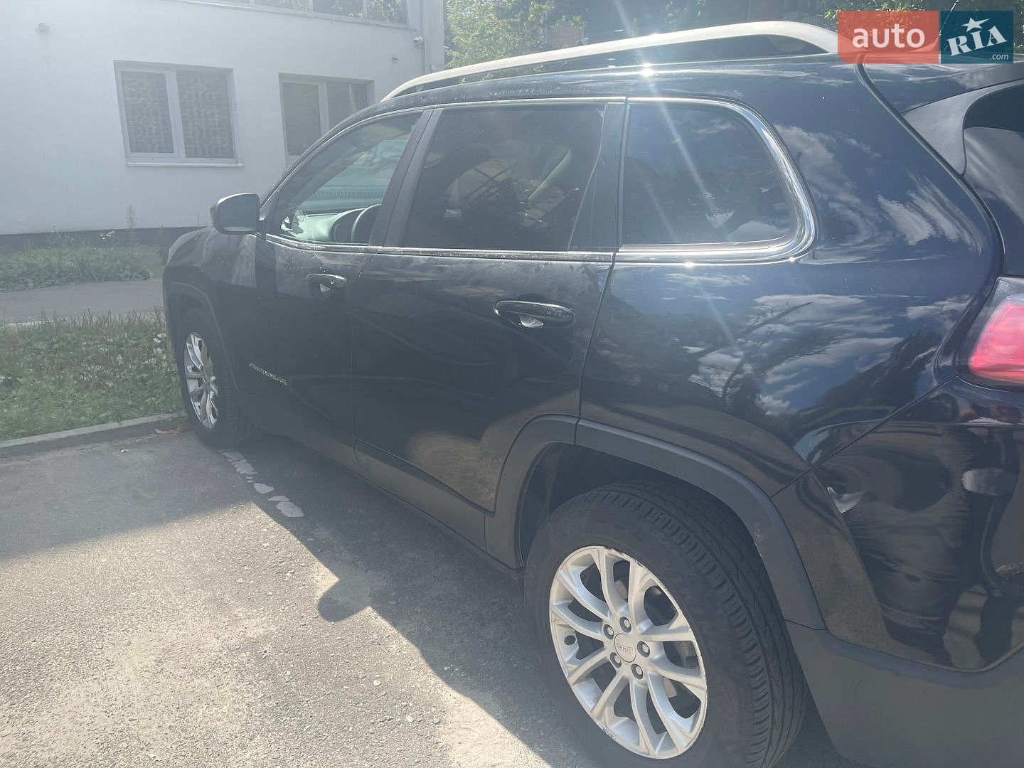 Jeep Cherokee 2019 VIN 1C4PJLCB2KD470262 фото оголошення 3 з 8