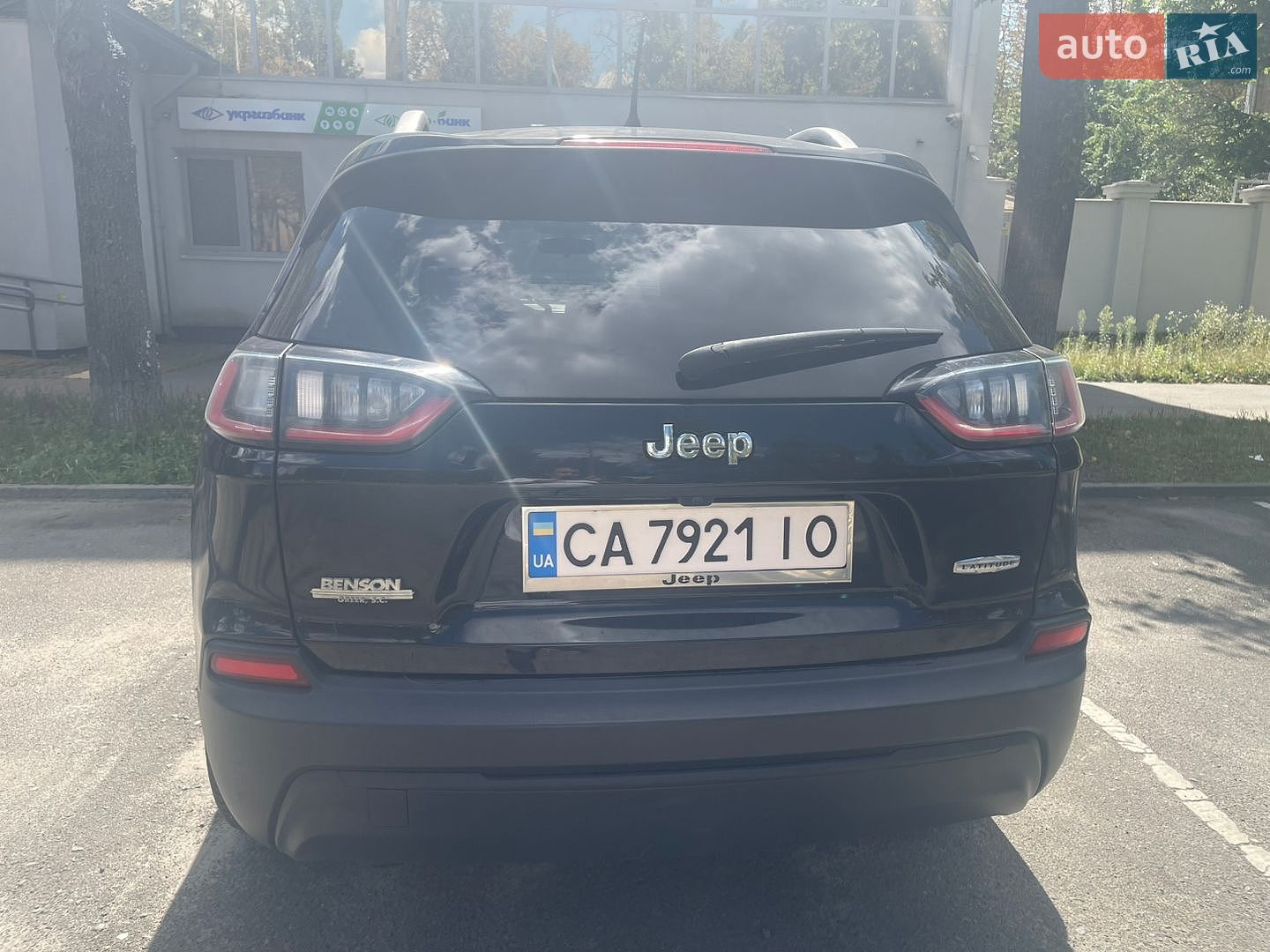 Jeep Cherokee 2019 VIN 1C4PJLCB2KD470262 фото оголошення 4 з 8