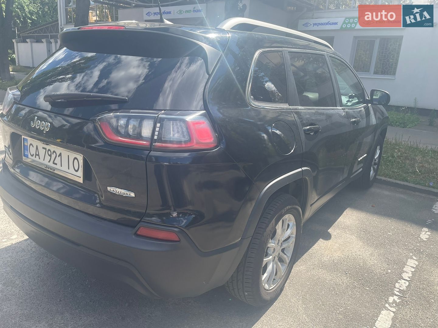 Jeep Cherokee 2019 VIN 1C4PJLCB2KD470262 фото оголошення 5 з 8
