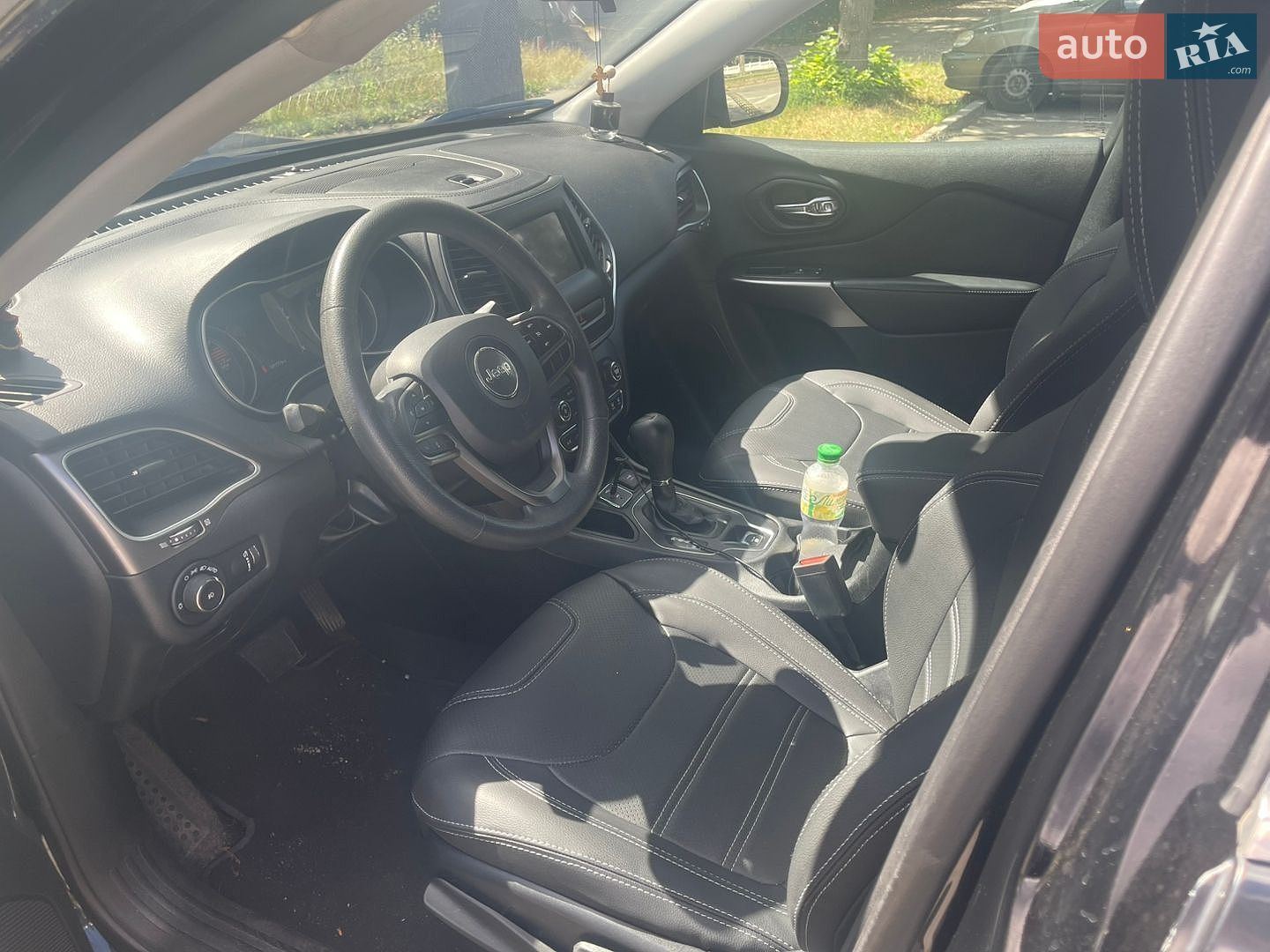 Jeep Cherokee 2019 VIN 1C4PJLCB2KD470262 фото оголошення 6 з 8