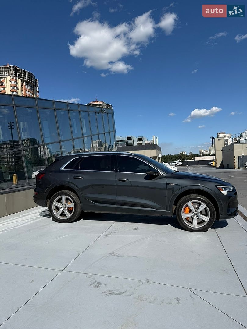 Audi e-tron 2019 VIN WA1VAAGE8KB010044 фото оголошення 14 з 43