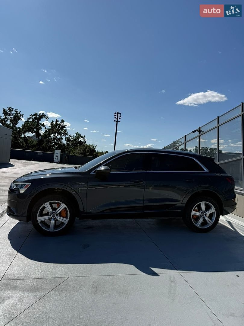 Audi e-tron 2019 VIN WA1VAAGE8KB010044 фото оголошення 11 з 43
