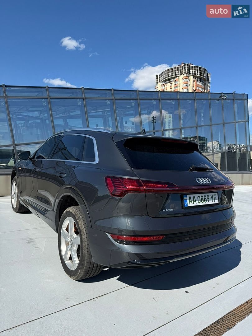 Audi e-tron 2019 VIN WA1VAAGE8KB010044 фото оголошення 10 з 43