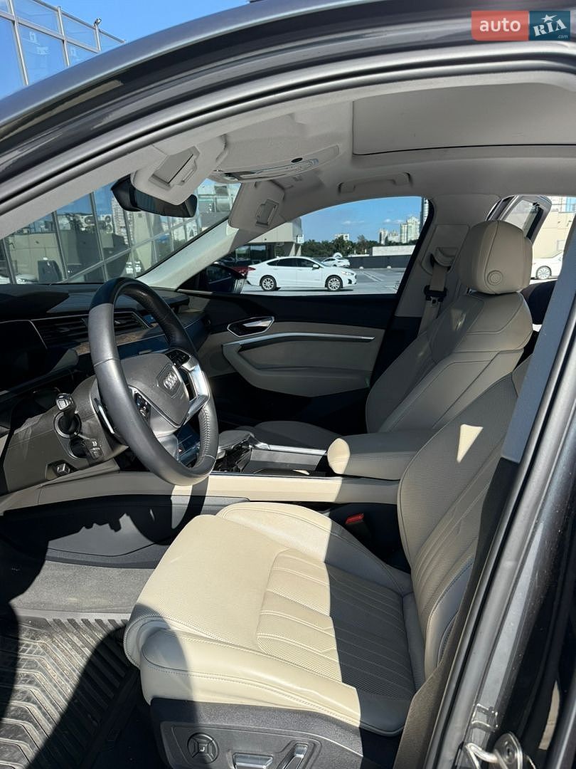 Audi e-tron 2019 VIN WA1VAAGE8KB010044 фото оголошення 20 з 43