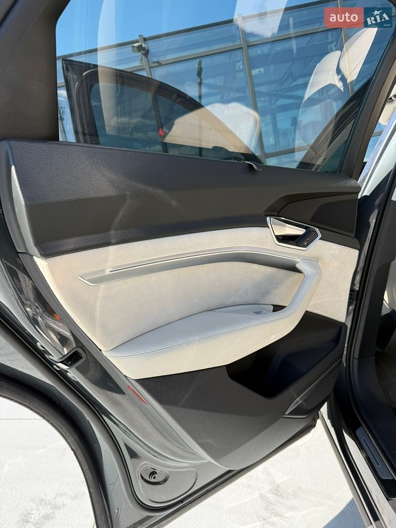 Audi e-tron 2019 VIN WA1VAAGE8KB010044 фото оголошення 19 з 43