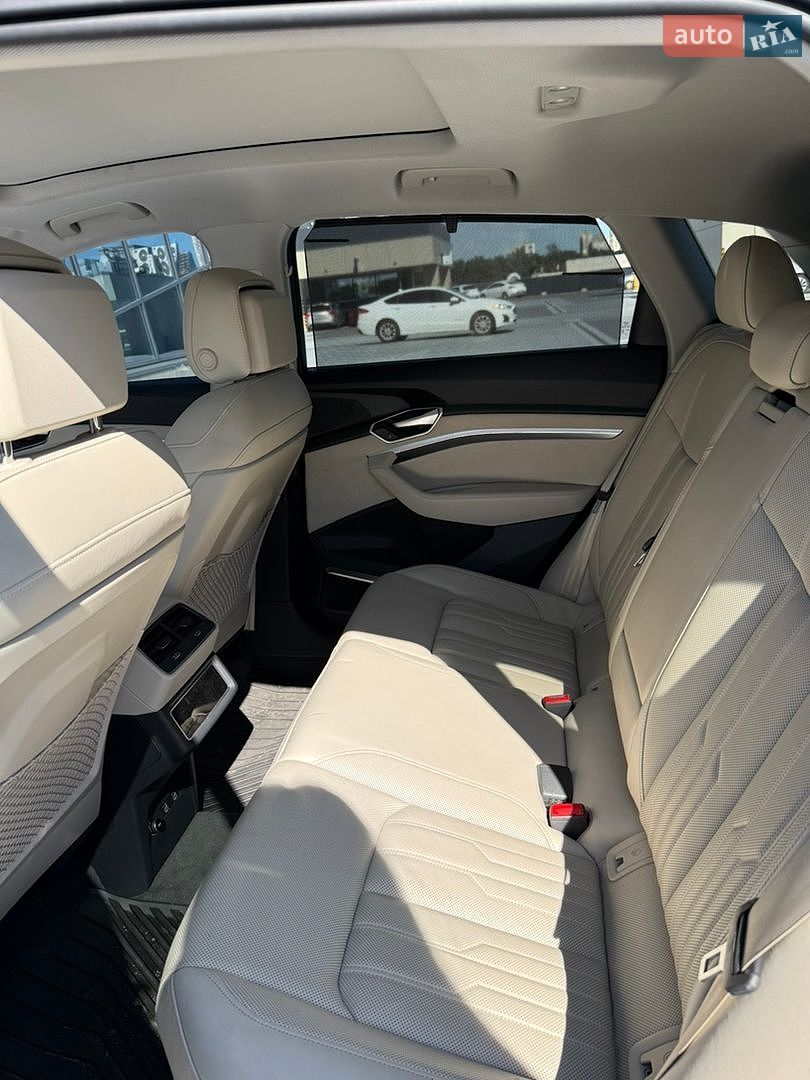 Audi e-tron 2019 VIN WA1VAAGE8KB010044 фото оголошення 21 з 43