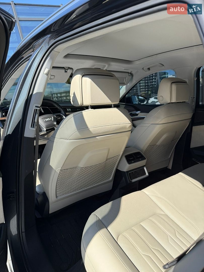 Audi e-tron 2019 VIN WA1VAAGE8KB010044 фото оголошення 23 з 43