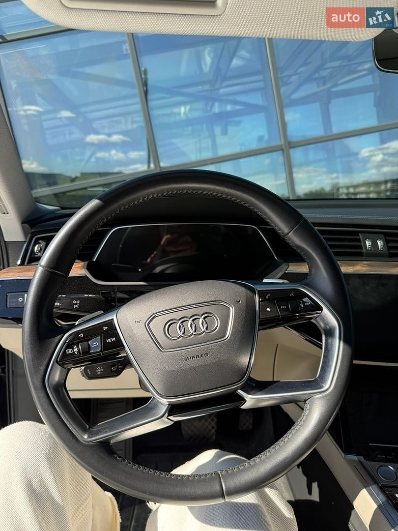 Audi e-tron 2019 VIN WA1VAAGE8KB010044 фото оголошення 16 з 43