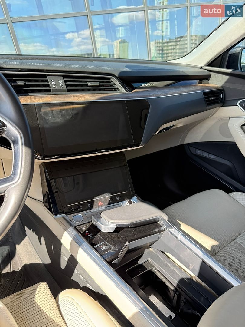 Audi e-tron 2019 VIN WA1VAAGE8KB010044 фото оголошення 22 з 43