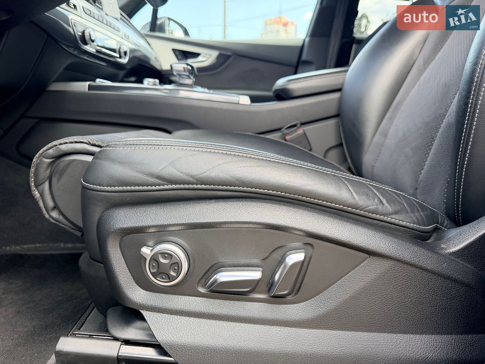 Audi Q7 2018 VIN WAUZZZ4M6KD003279 фото оголошення 22 з 49
