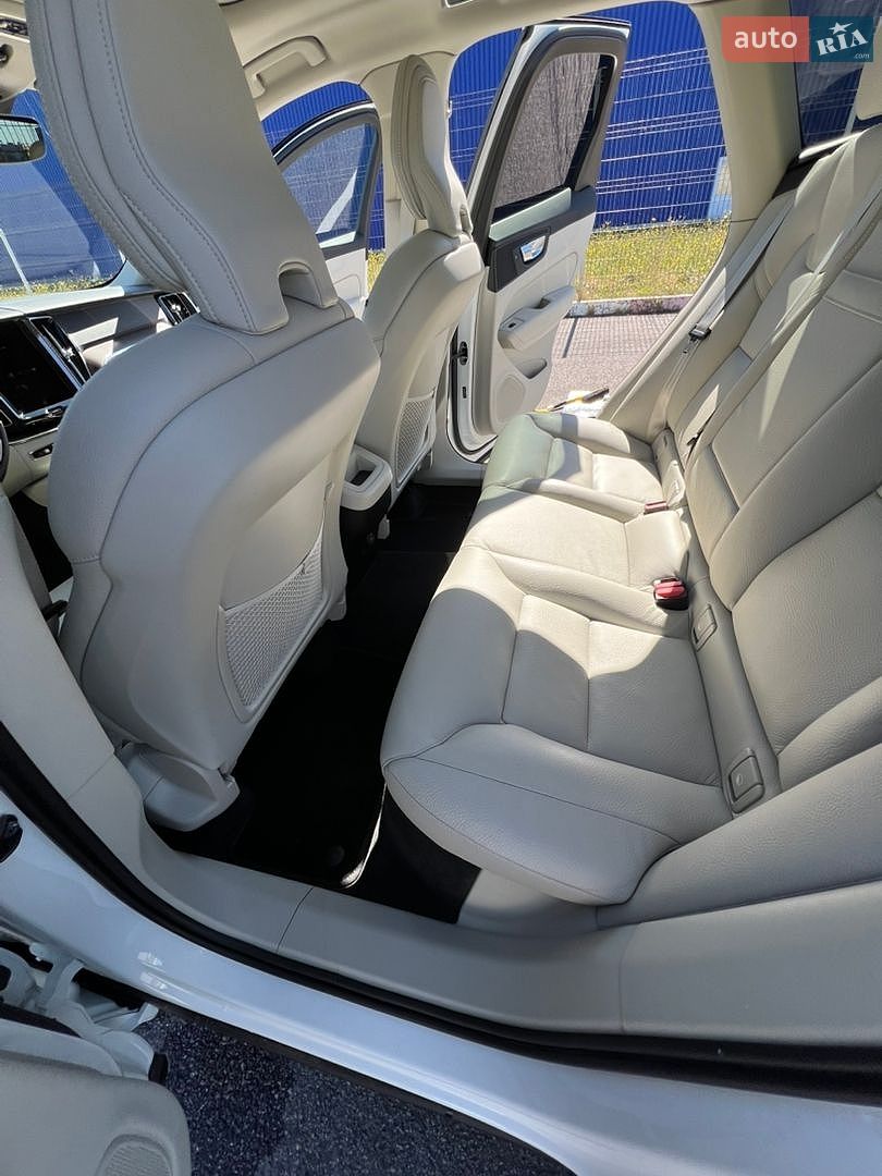 Volvo XC60 2021 VIN YV4102RK2M1836300 фото оголошення 16 з 26