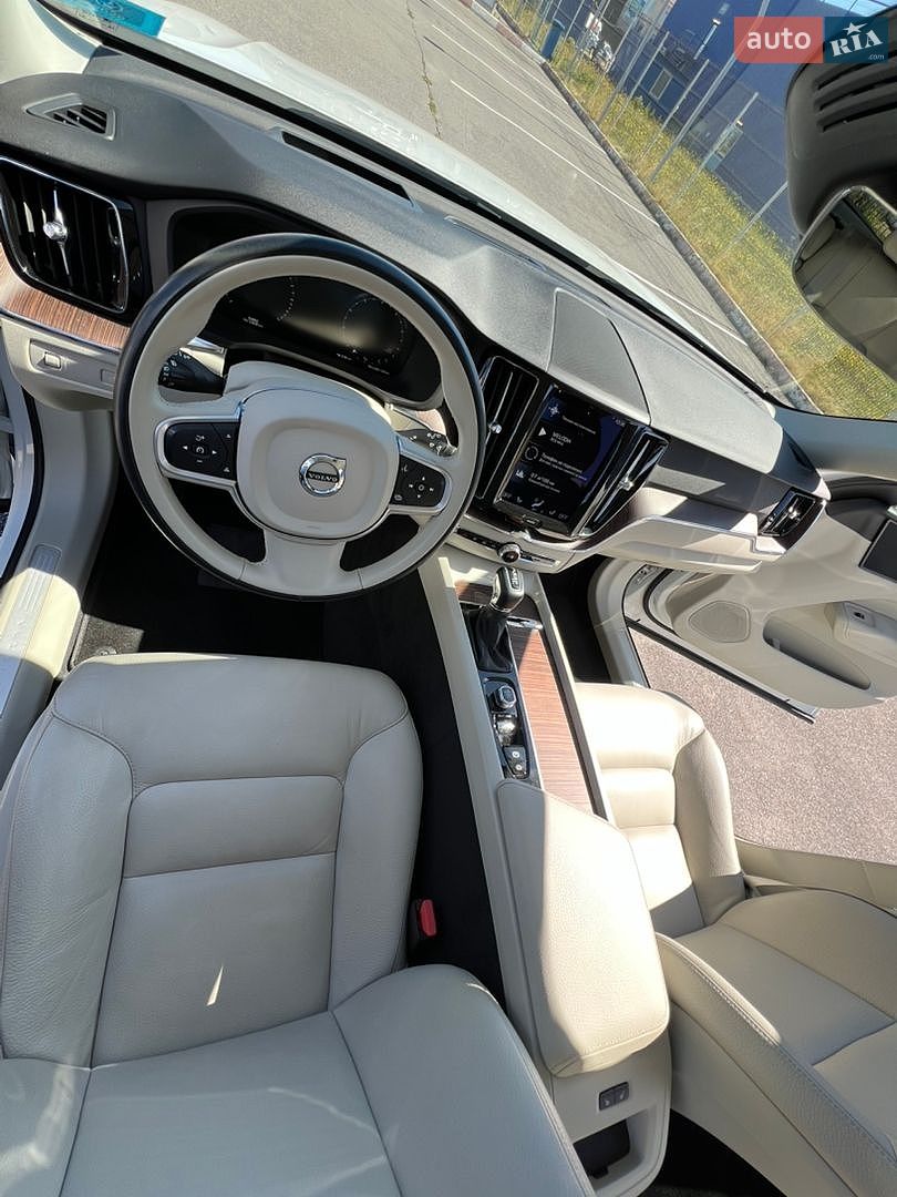 Volvo XC60 2021 VIN YV4102RK2M1836300 фото оголошення 18 з 26
