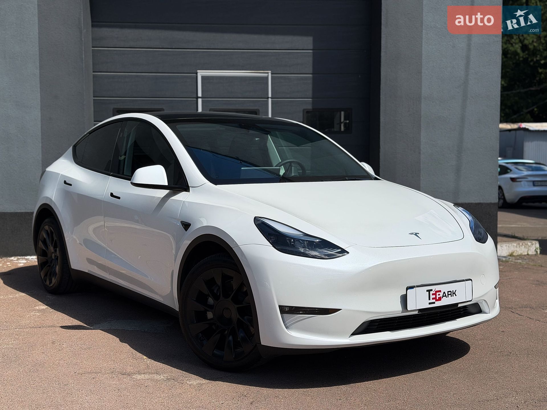 Tesla Model Y 2024 VIN 7SAYGAEE2SF227884 фото оголошення 2 з 29