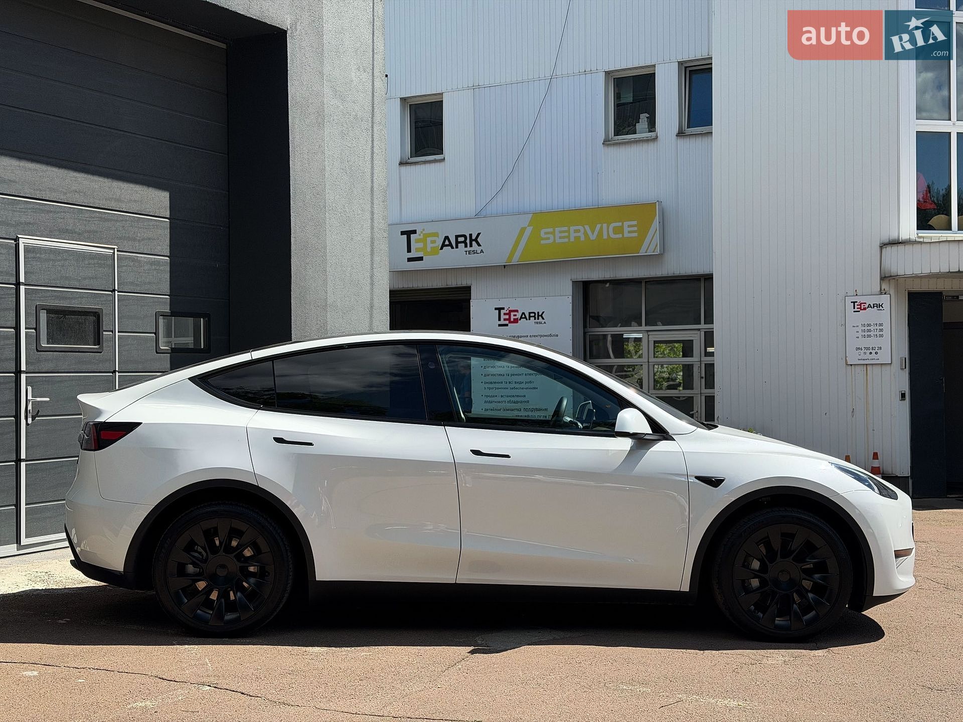 Tesla Model Y 2024 VIN 7SAYGAEE2SF227884 фото оголошення 11 з 29