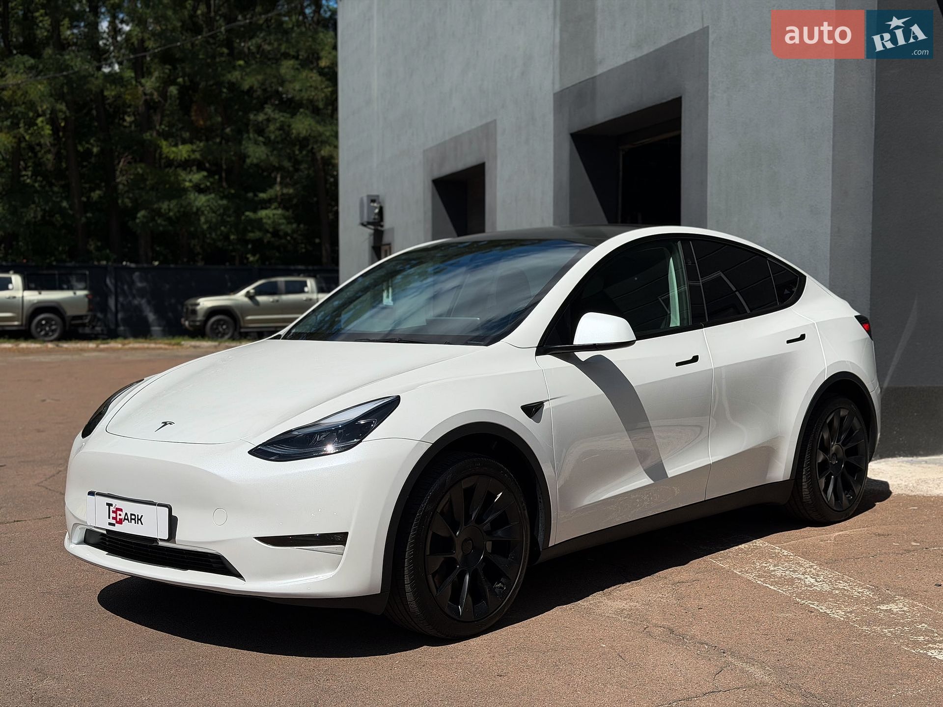 Tesla Model Y 2024 VIN 7SAYGAEE2SF227884 фото оголошення 4 з 29