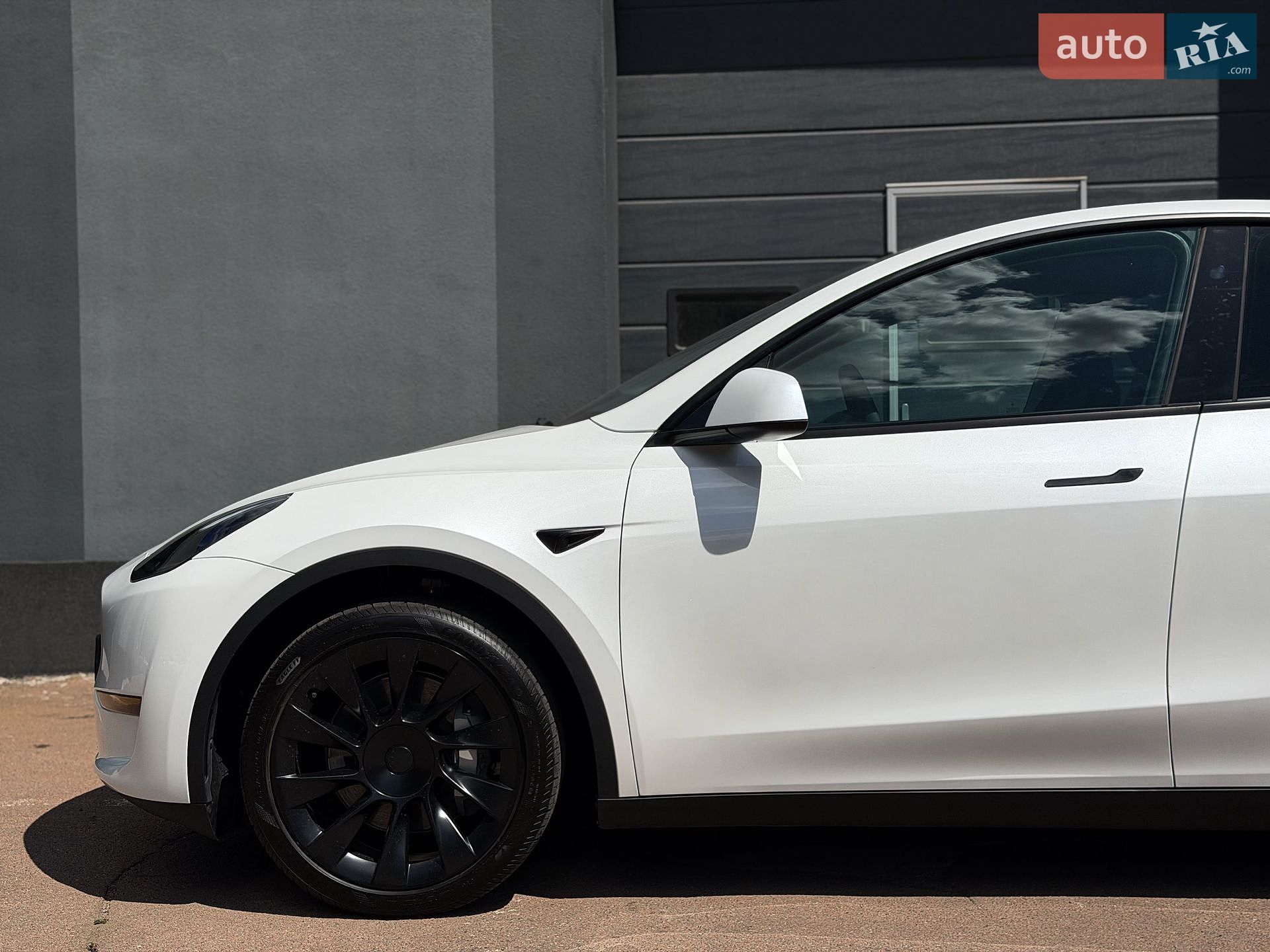 Tesla Model Y 2024 VIN 7SAYGAEE2SF227884 фото оголошення 5 з 29