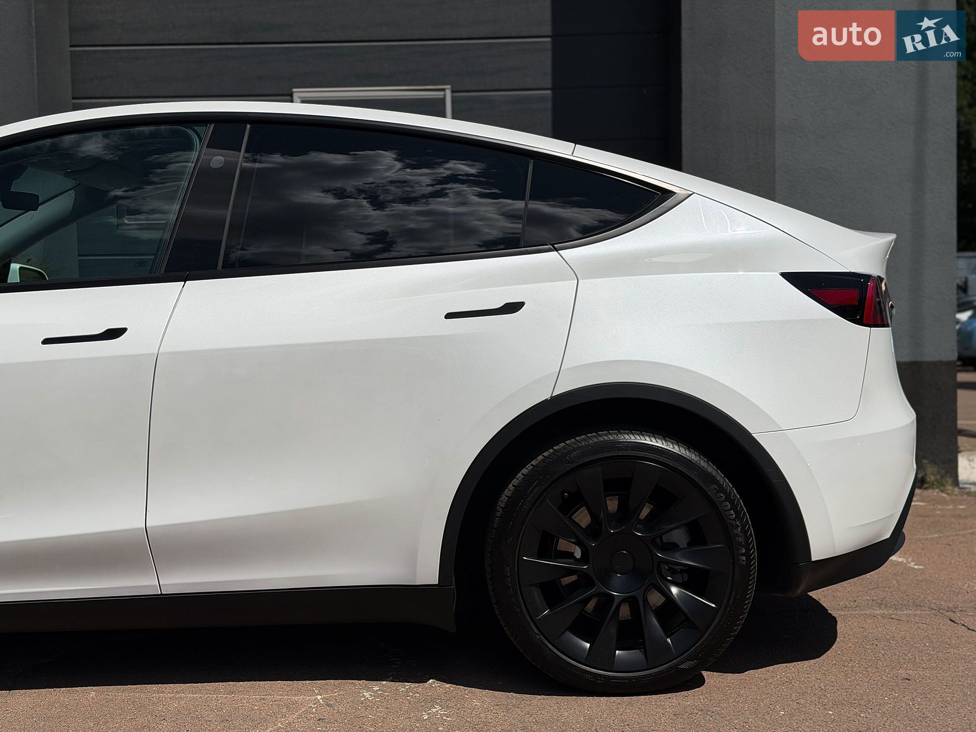 Tesla Model Y 2024 VIN 7SAYGAEE2SF227884 фото оголошення 7 з 29