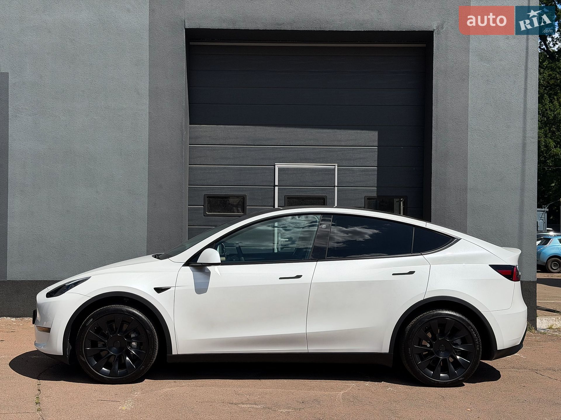 Tesla Model Y 2024 VIN 7SAYGAEE2SF227884 фото оголошення 6 з 29