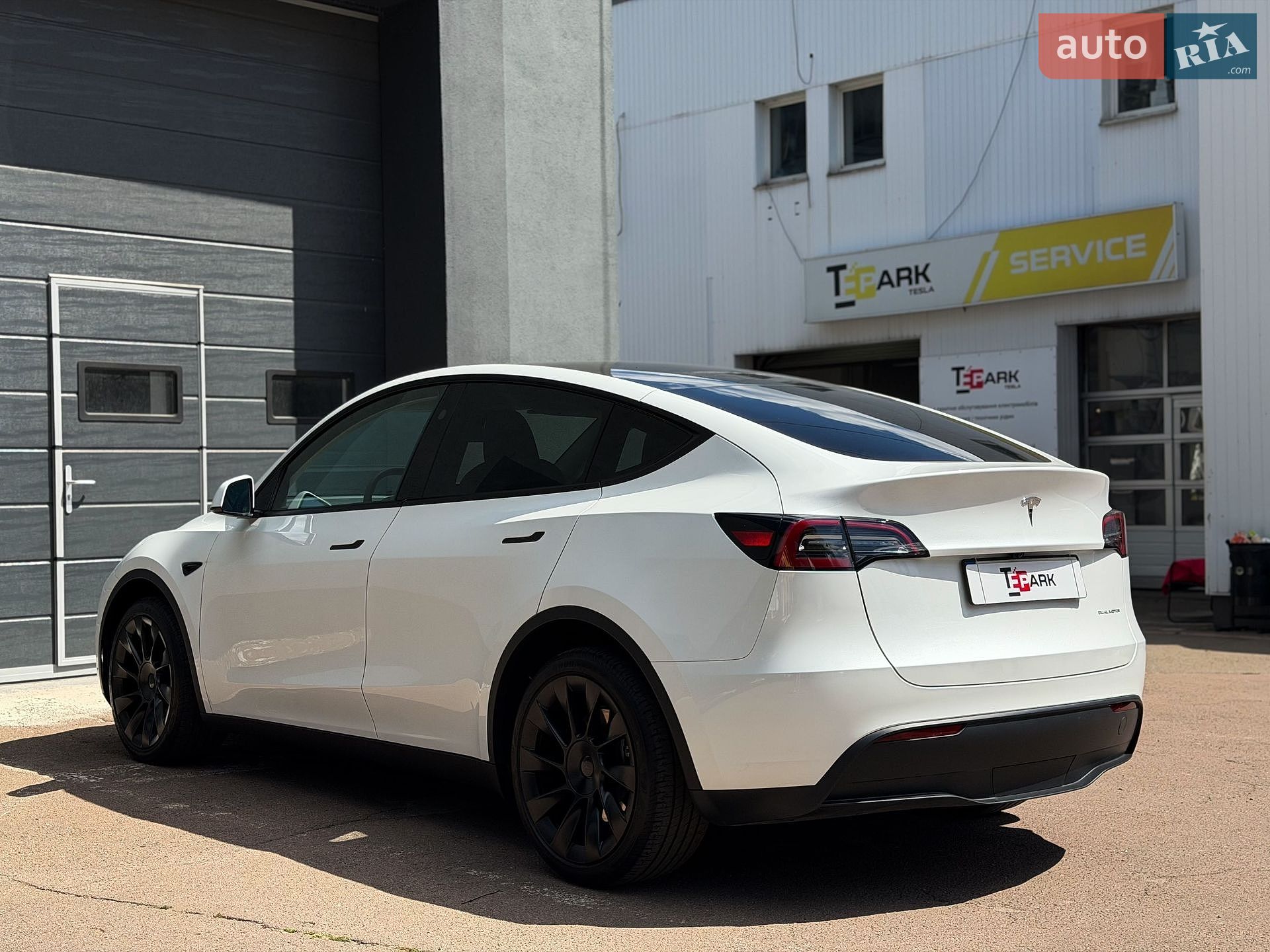 Tesla Model Y 2024 VIN 7SAYGAEE2SF227884 фото оголошення 8 з 29