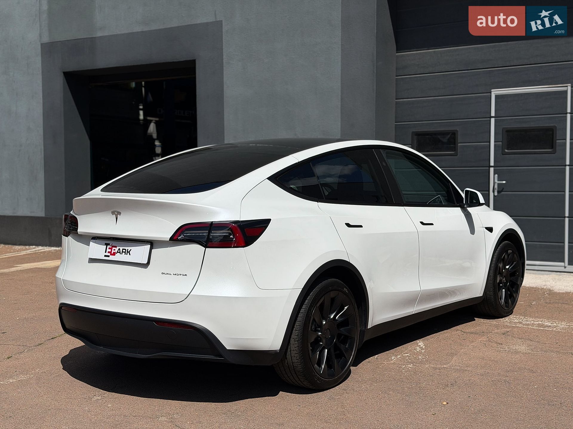 Tesla Model Y 2024 VIN 7SAYGAEE2SF227884 фото оголошення 10 з 29