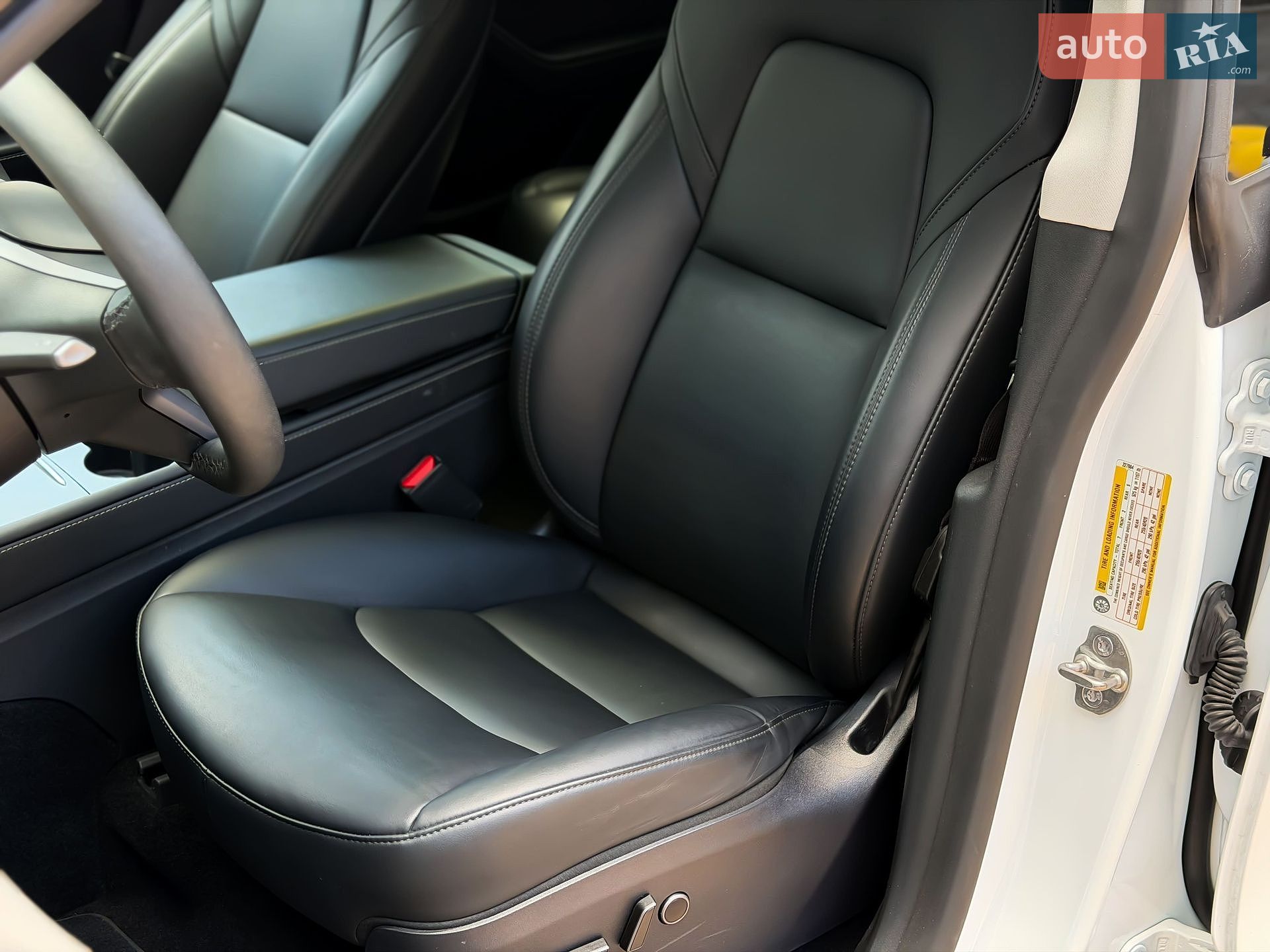 Tesla Model Y 2024 VIN 7SAYGAEE2SF227884 фото оголошення 13 з 29