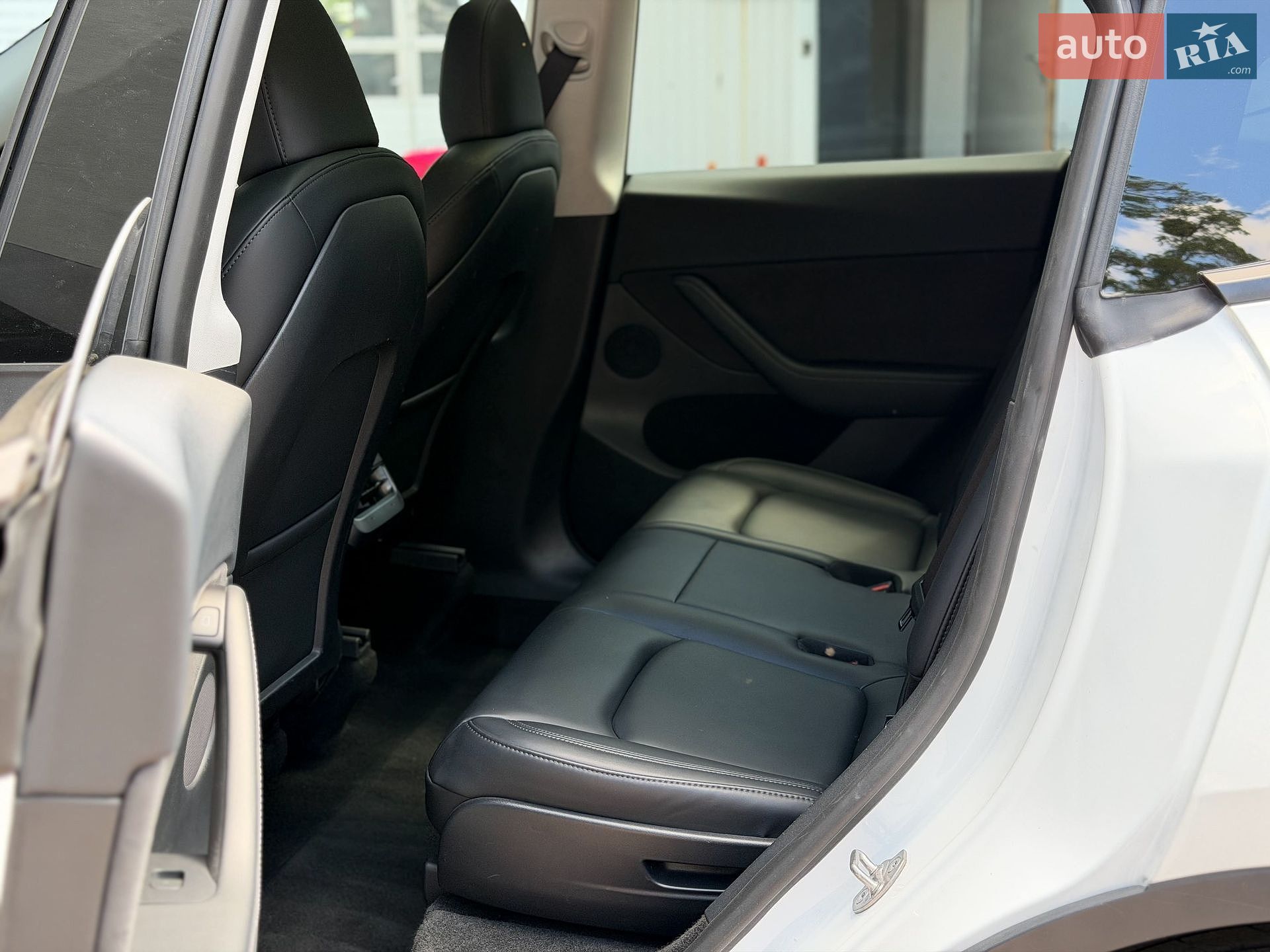 Tesla Model Y 2024 VIN 7SAYGAEE2SF227884 фото оголошення 16 з 29