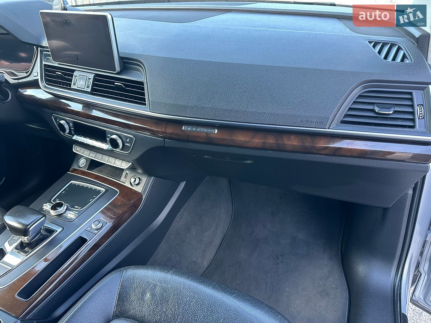 Audi Q5 2018 VIN WA1ANAFY5J2198101 фото оголошення 27 з 99