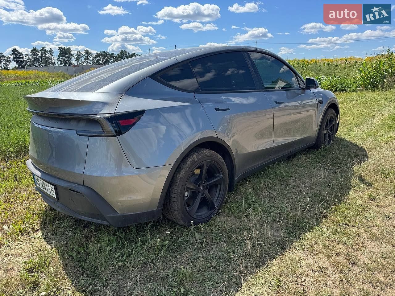 Tesla Model Y 2025 VIN 7SAYGDED8TA498634 фото оголошення 3 з 20