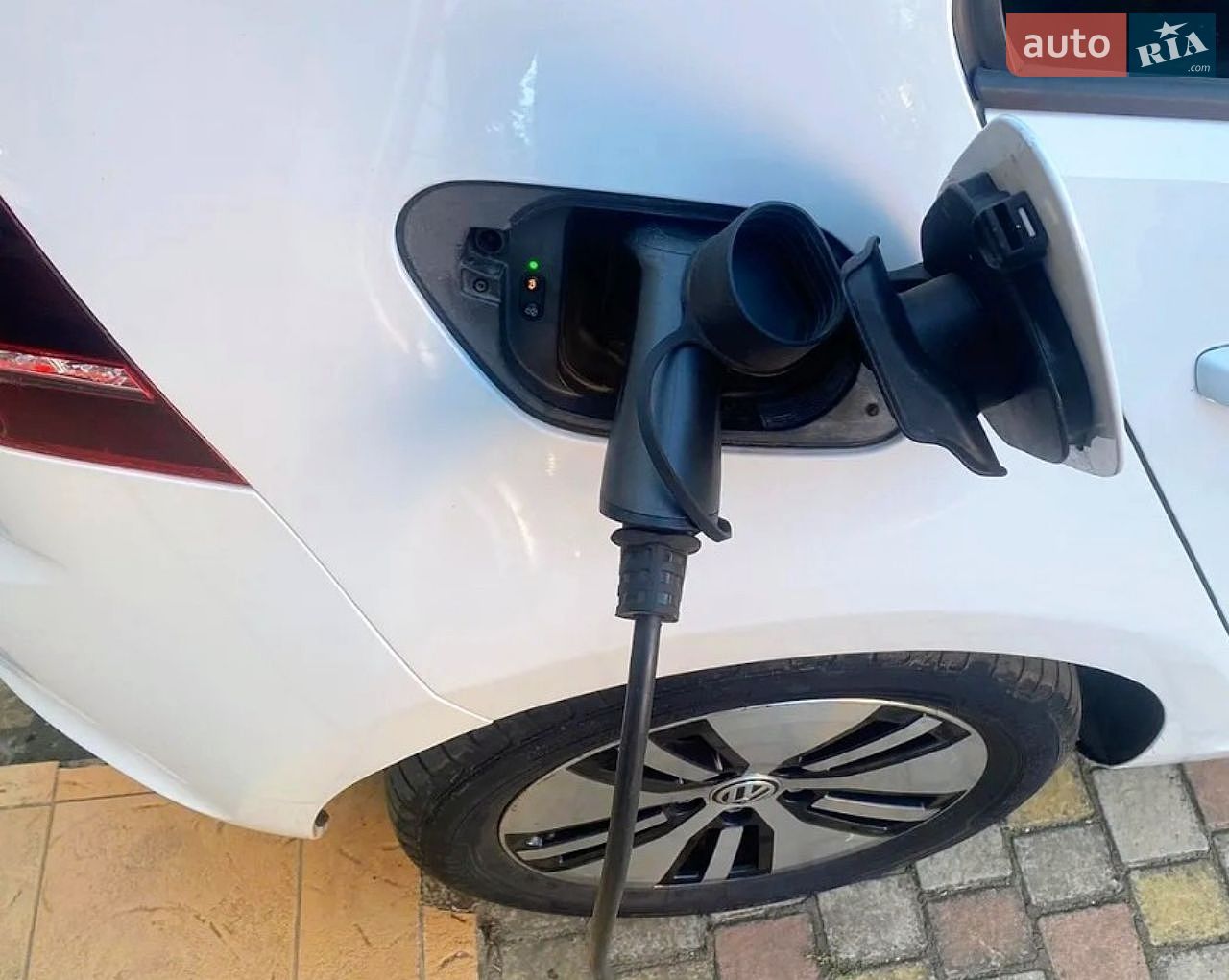 Volkswagen e-Golf 2014 VIN WVWZZZAUZFW901582 фото оголошення 2 з 12