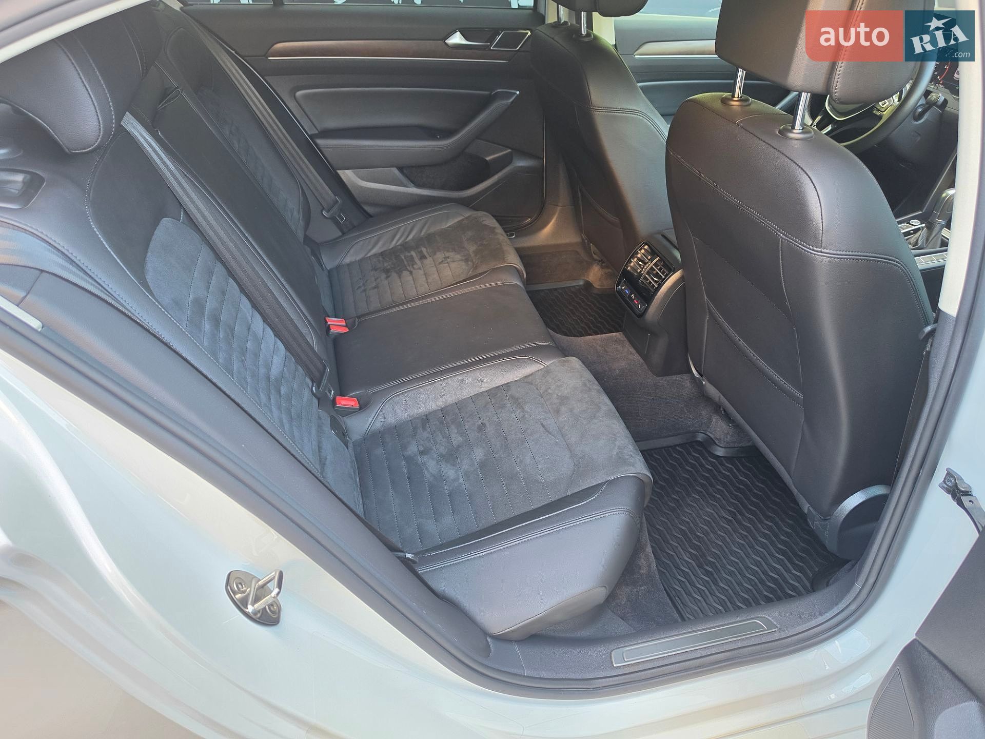 Volkswagen Passat 2018 VIN WVWZZZ3CZKE021404 фото оголошення 27 з 34