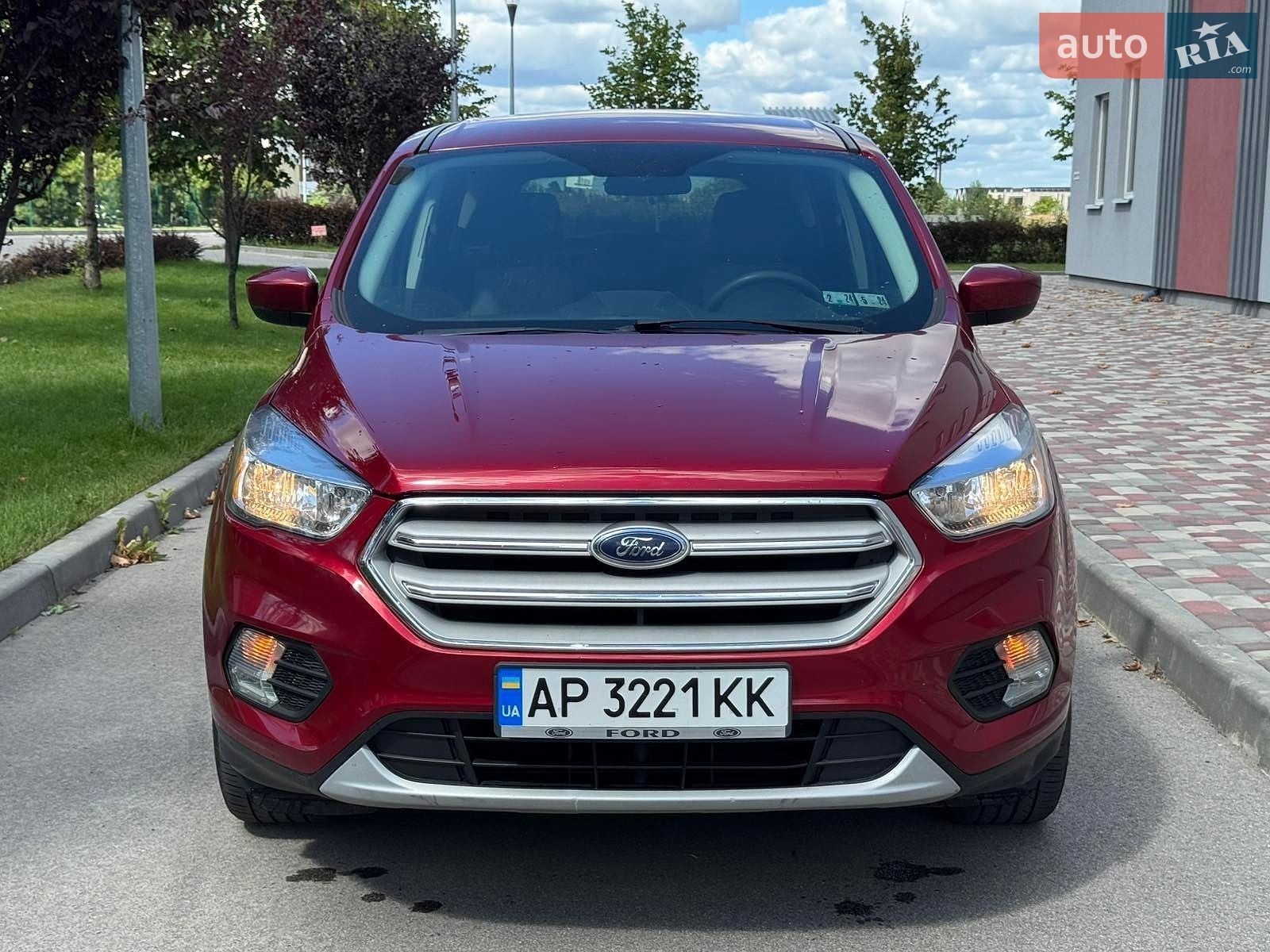 Ford Escape 2018 VIN 1FMCU0GD0KUA47739 фото оголошення 2 з 19