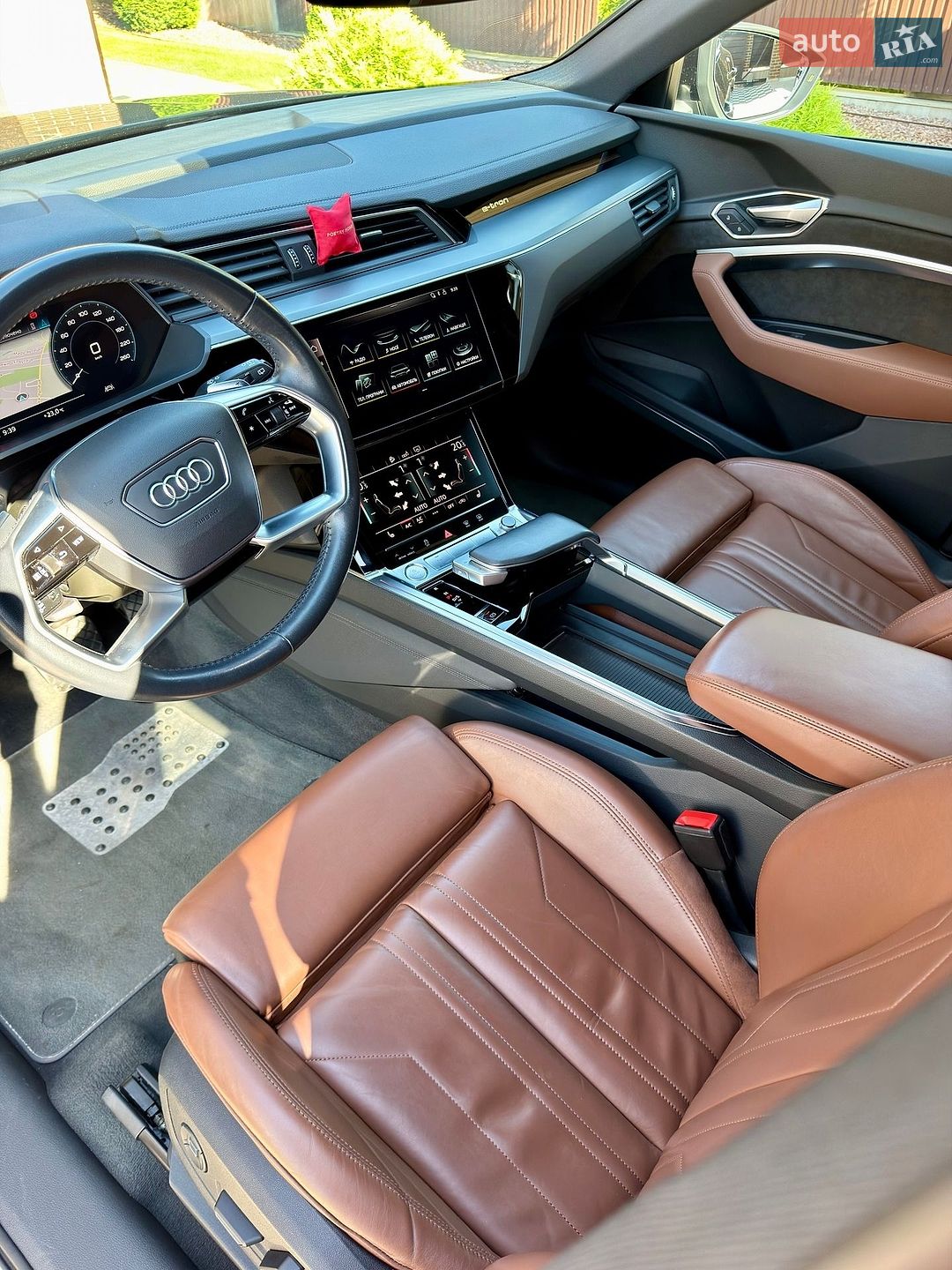 Audi e-tron 2020 VIN WAUZZZGE5LB038736 фото оголошення 9 з 18