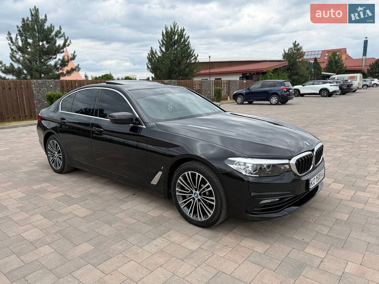 BMW 5 Series 2018 VIN WBAJB1C55KB375852 фото оголошення 2 з 29
