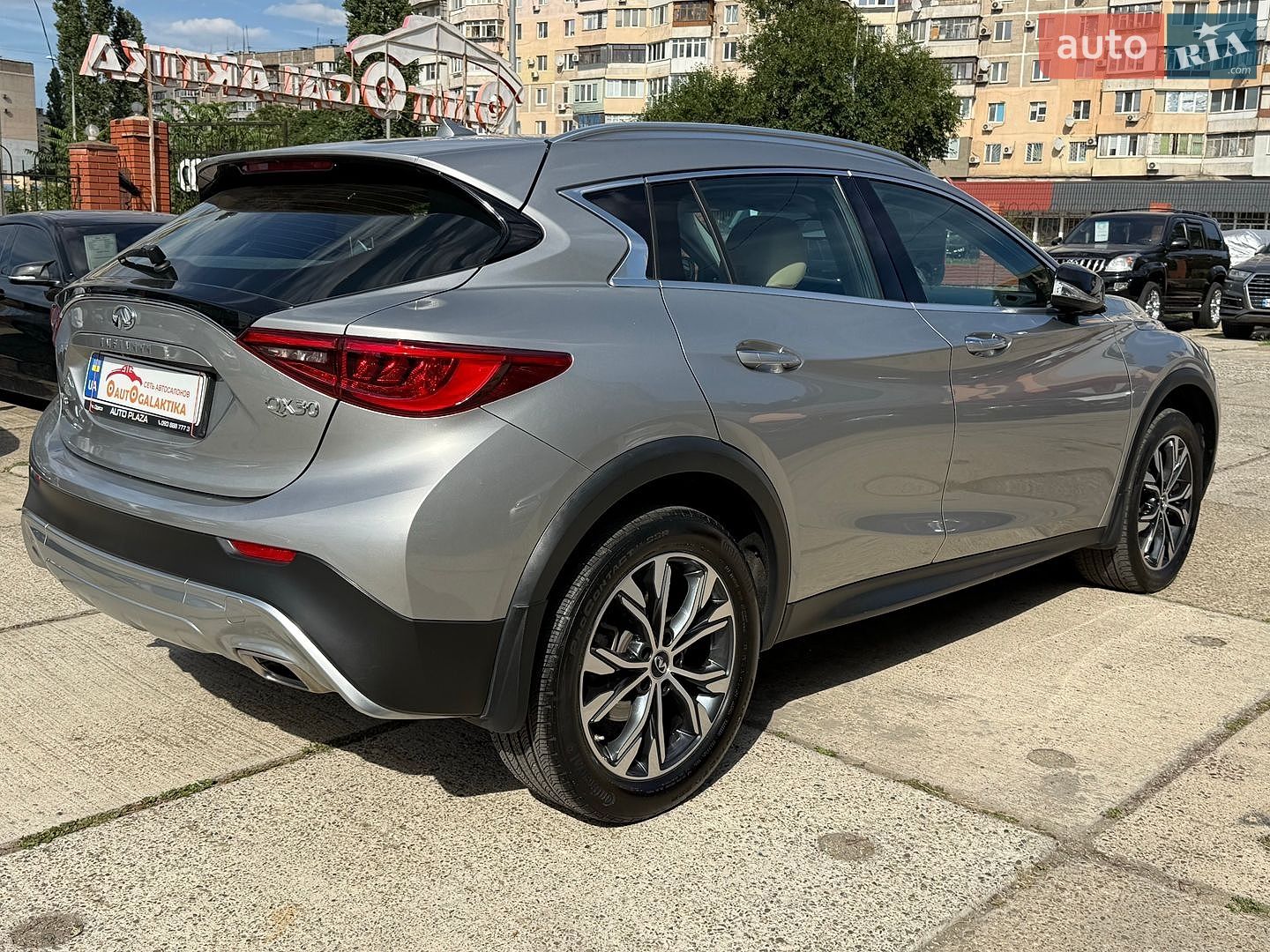 Infiniti QX30 2018 VIN SJKCH5CR2KA011265 фото оголошення 13 з 53