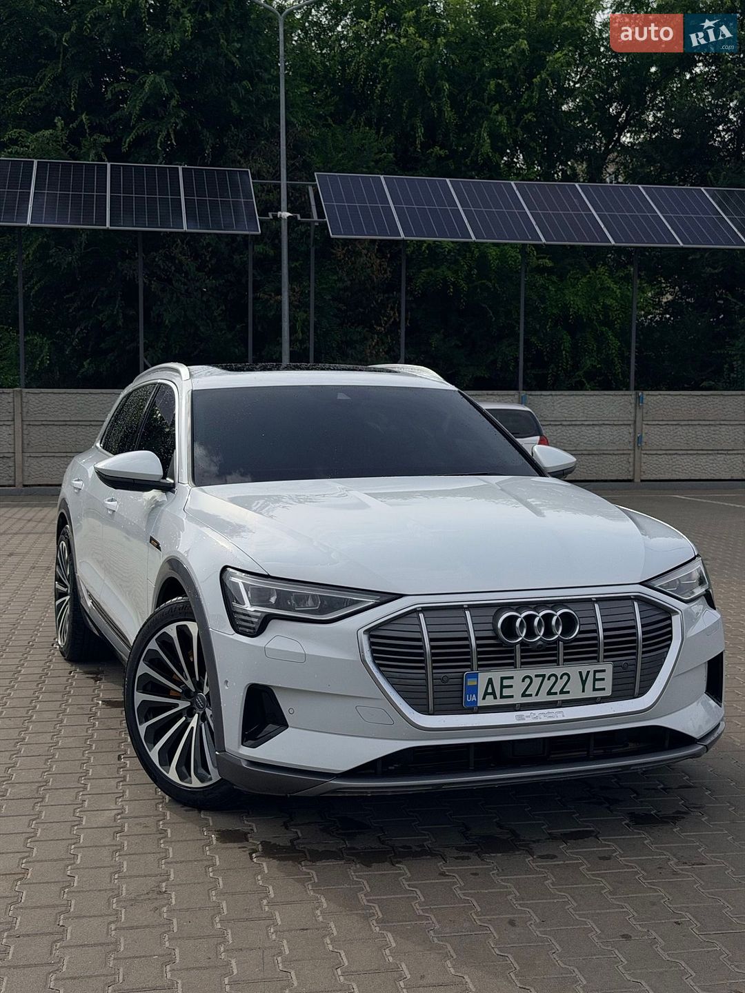 Audi e-tron 2019 VIN WAUZZZGE0KB000975 фото оголошення 2 з 20