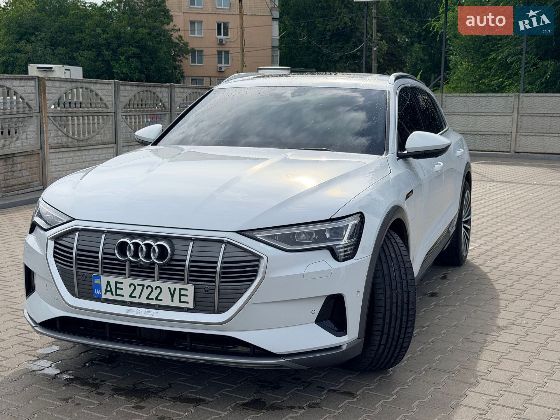 Audi e-tron 2019 VIN WAUZZZGE0KB000975 фото оголошення 4 з 20