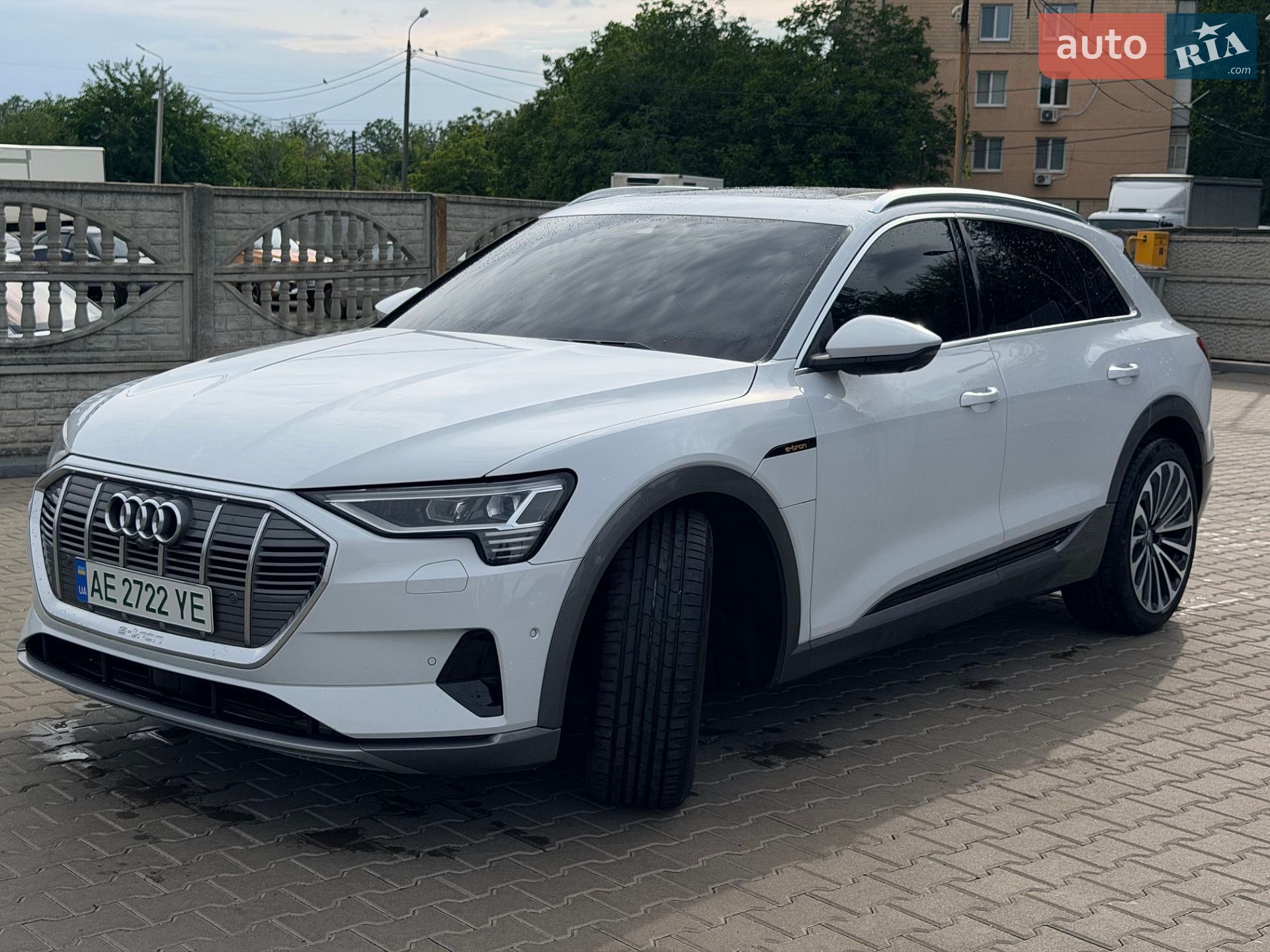 Audi e-tron 2019 VIN WAUZZZGE0KB000975 фото оголошення 3 з 20