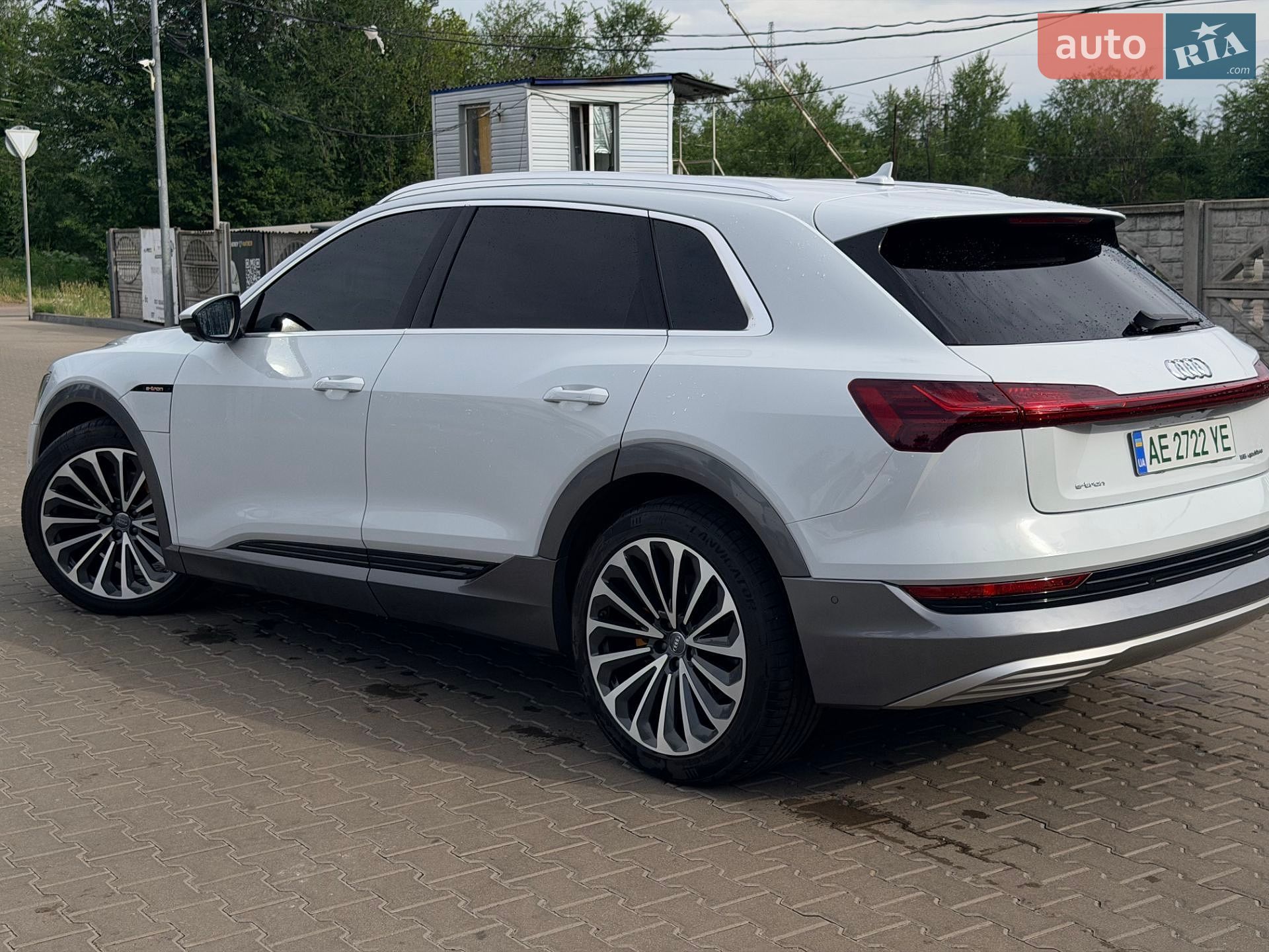 Audi e-tron 2019 VIN WAUZZZGE0KB000975 фото оголошення 8 з 20