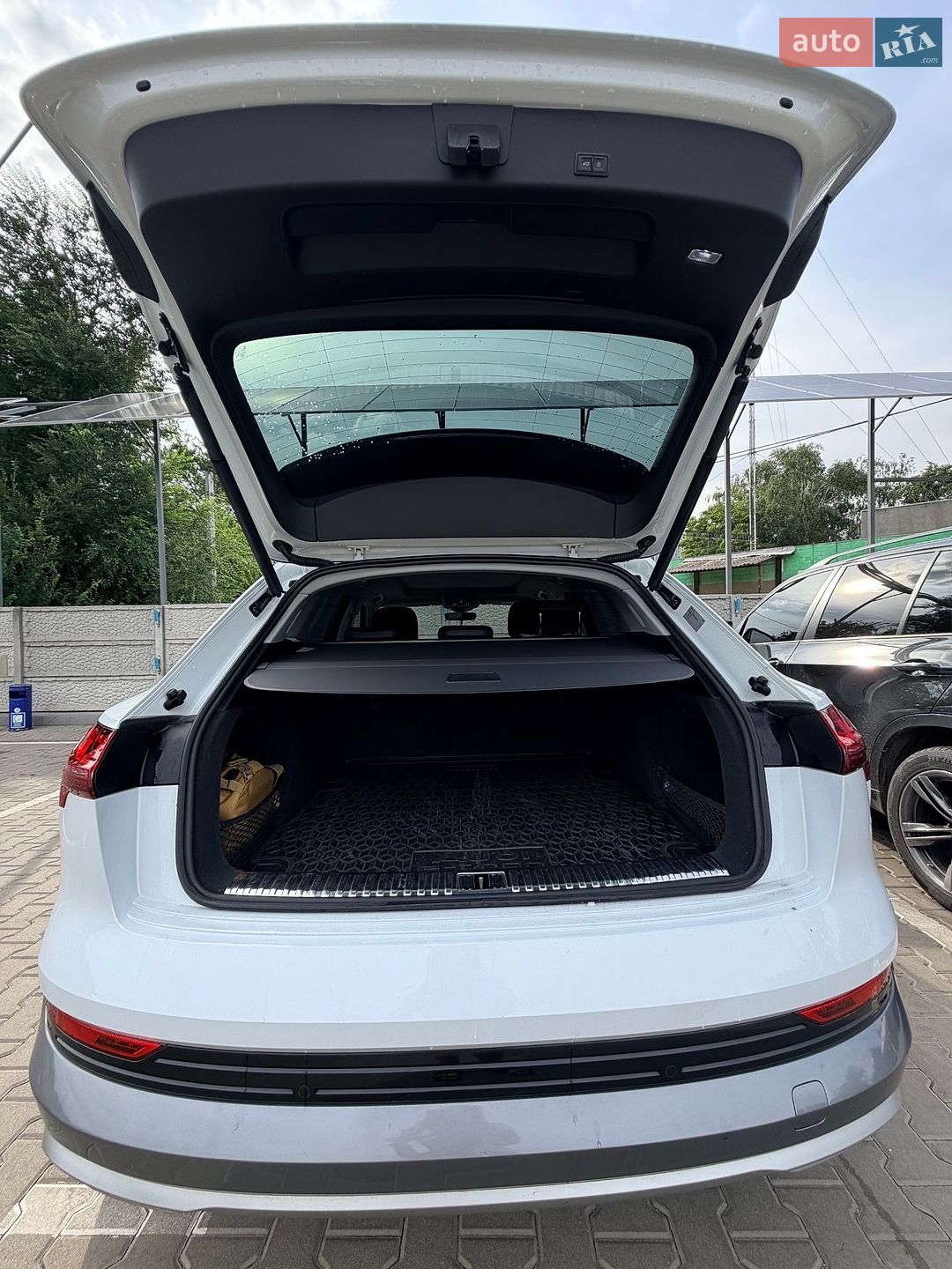 Audi e-tron 2019 VIN WAUZZZGE0KB000975 фото оголошення 10 з 20