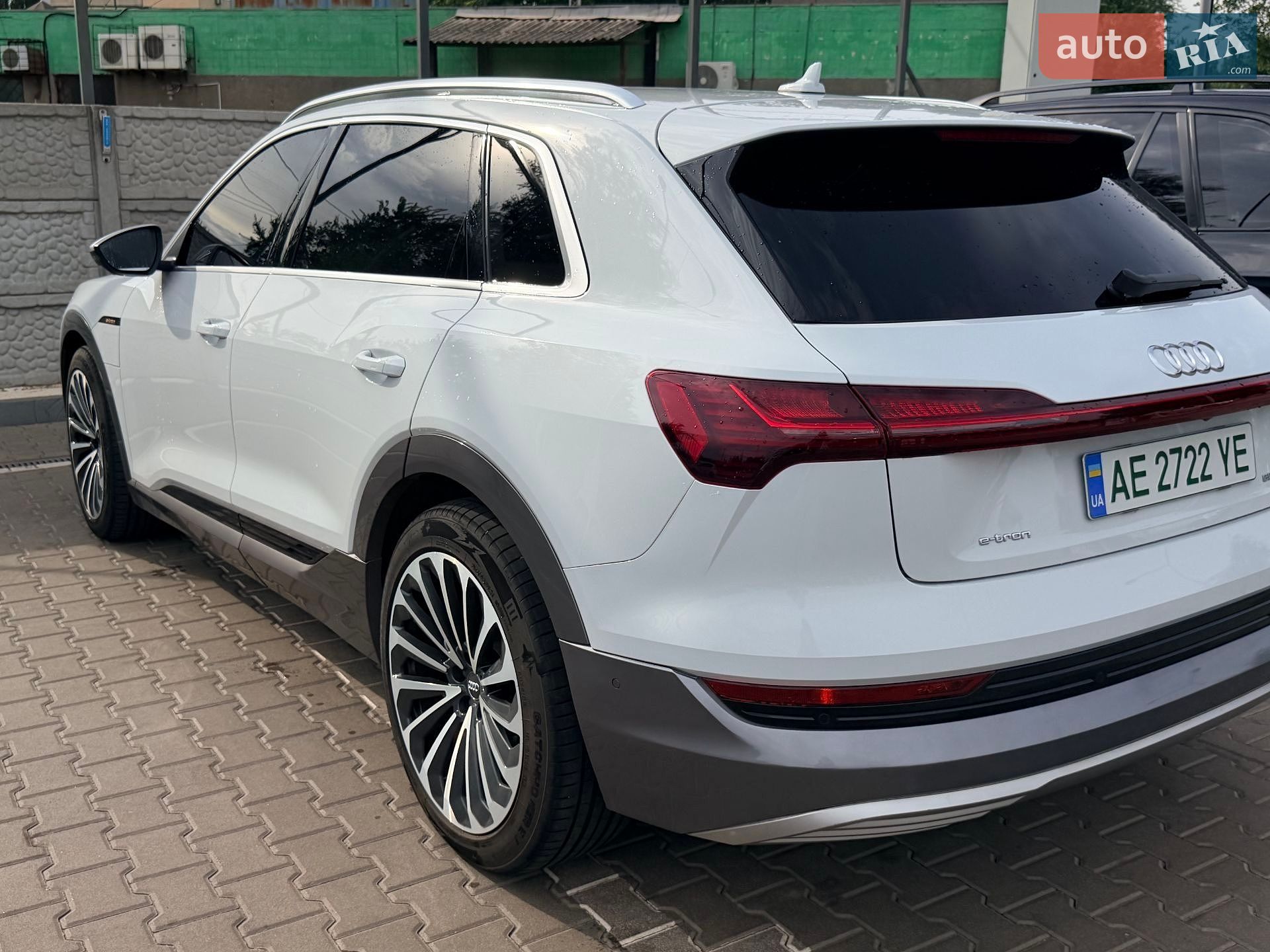 Audi e-tron 2019 VIN WAUZZZGE0KB000975 фото оголошення 5 з 20