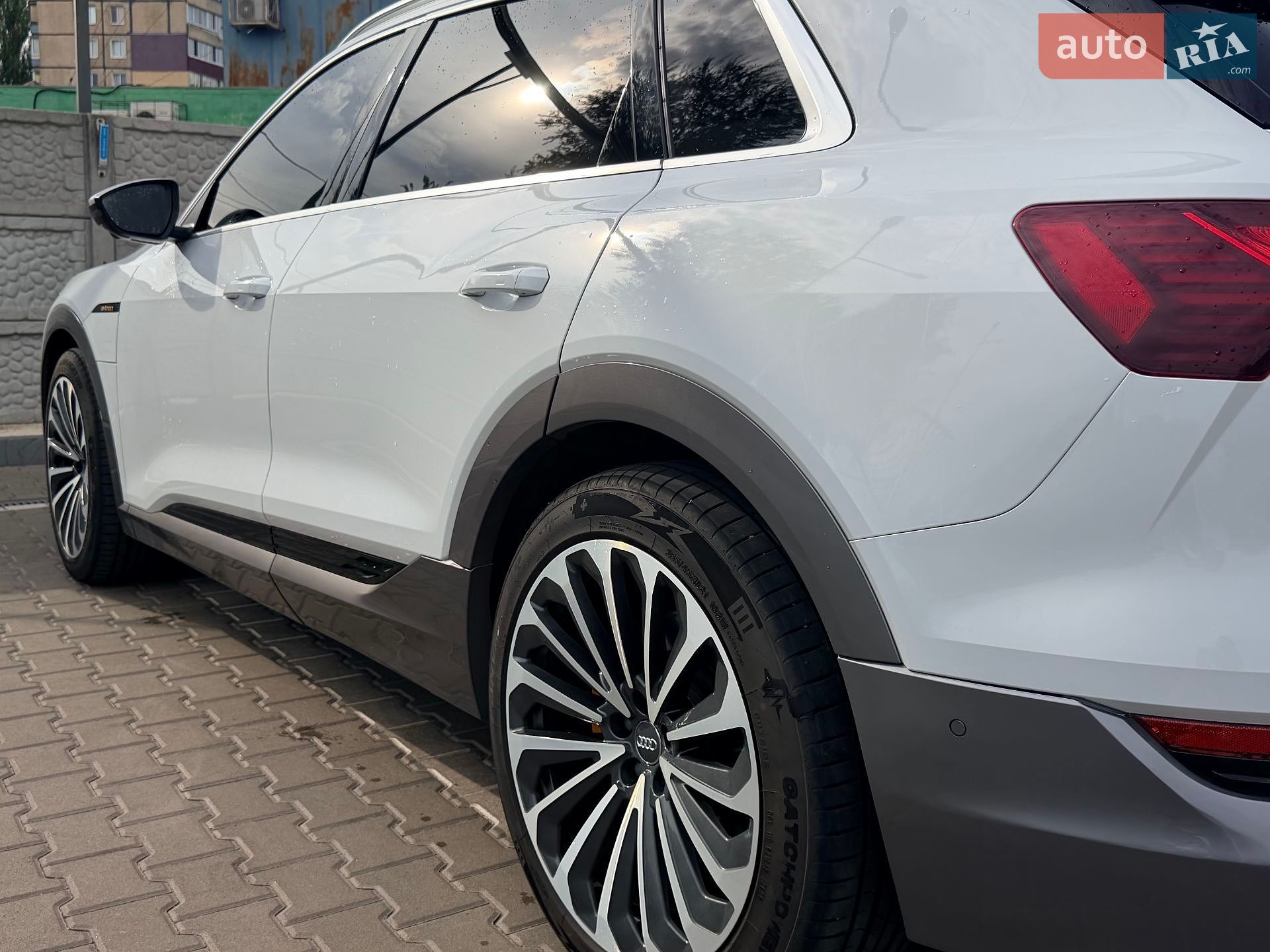 Audi e-tron 2019 VIN WAUZZZGE0KB000975 фото оголошення 9 з 20