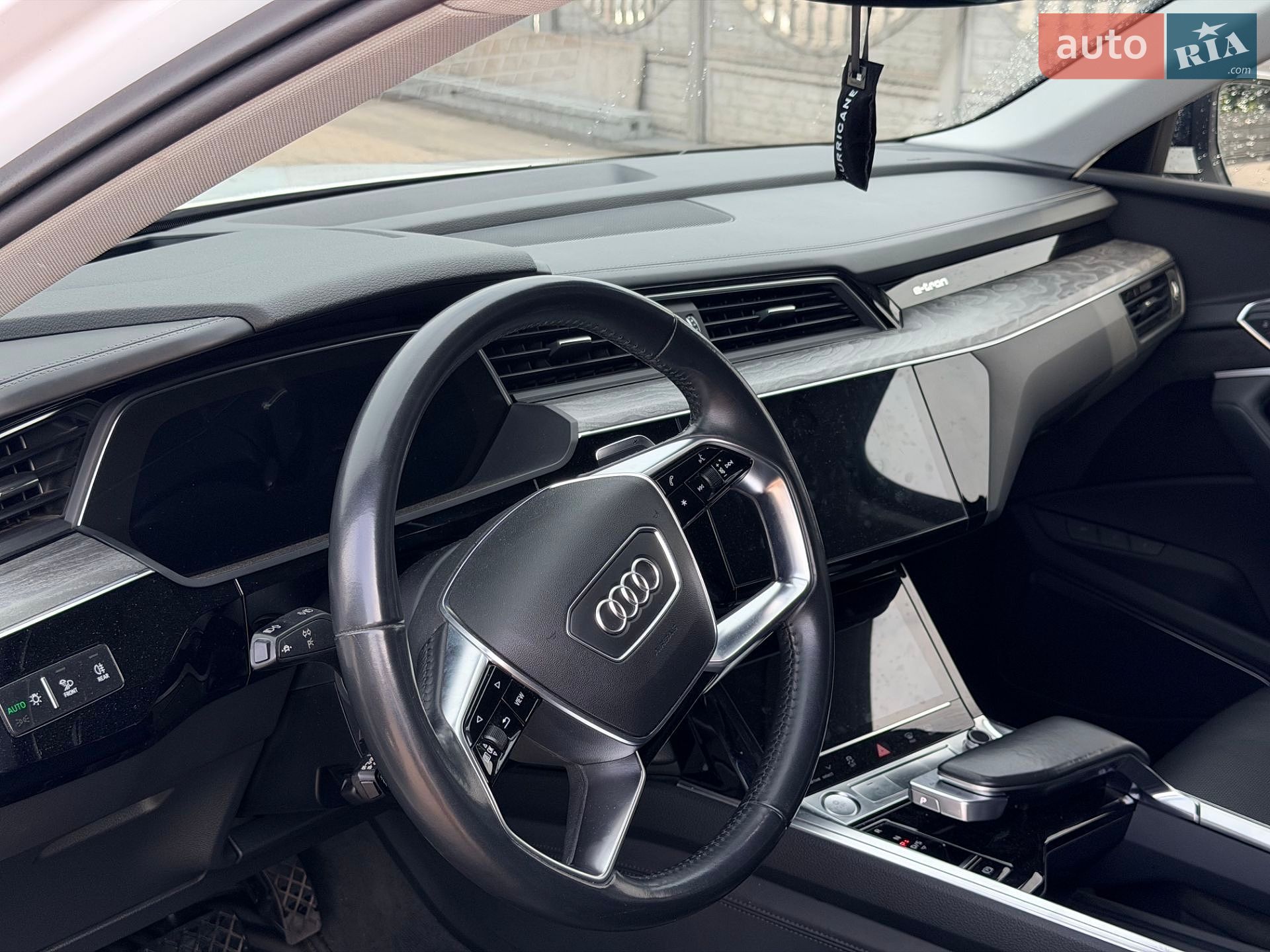 Audi e-tron 2019 VIN WAUZZZGE0KB000975 фото оголошення 14 з 20