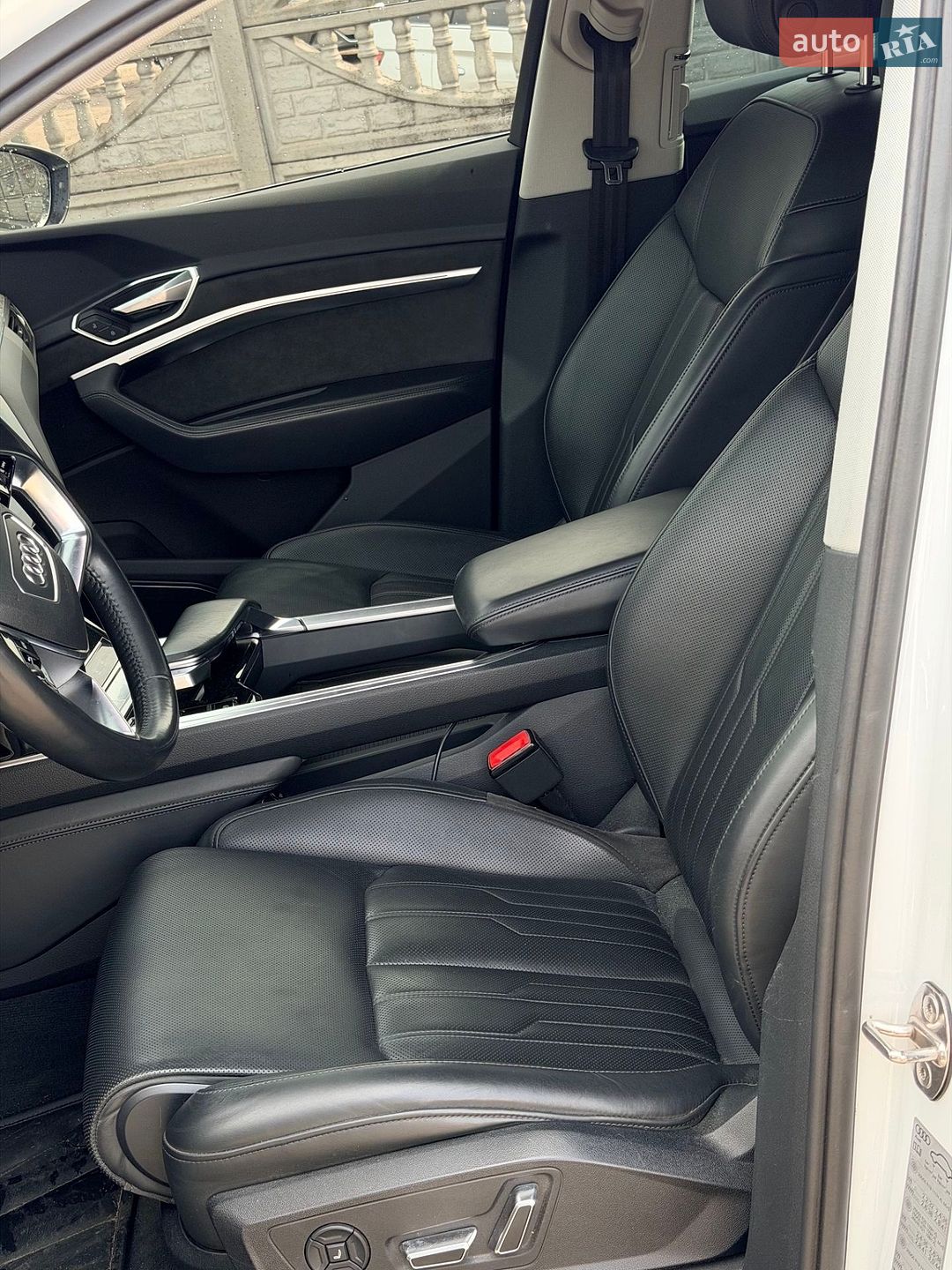 Audi e-tron 2019 VIN WAUZZZGE0KB000975 фото оголошення 13 з 20