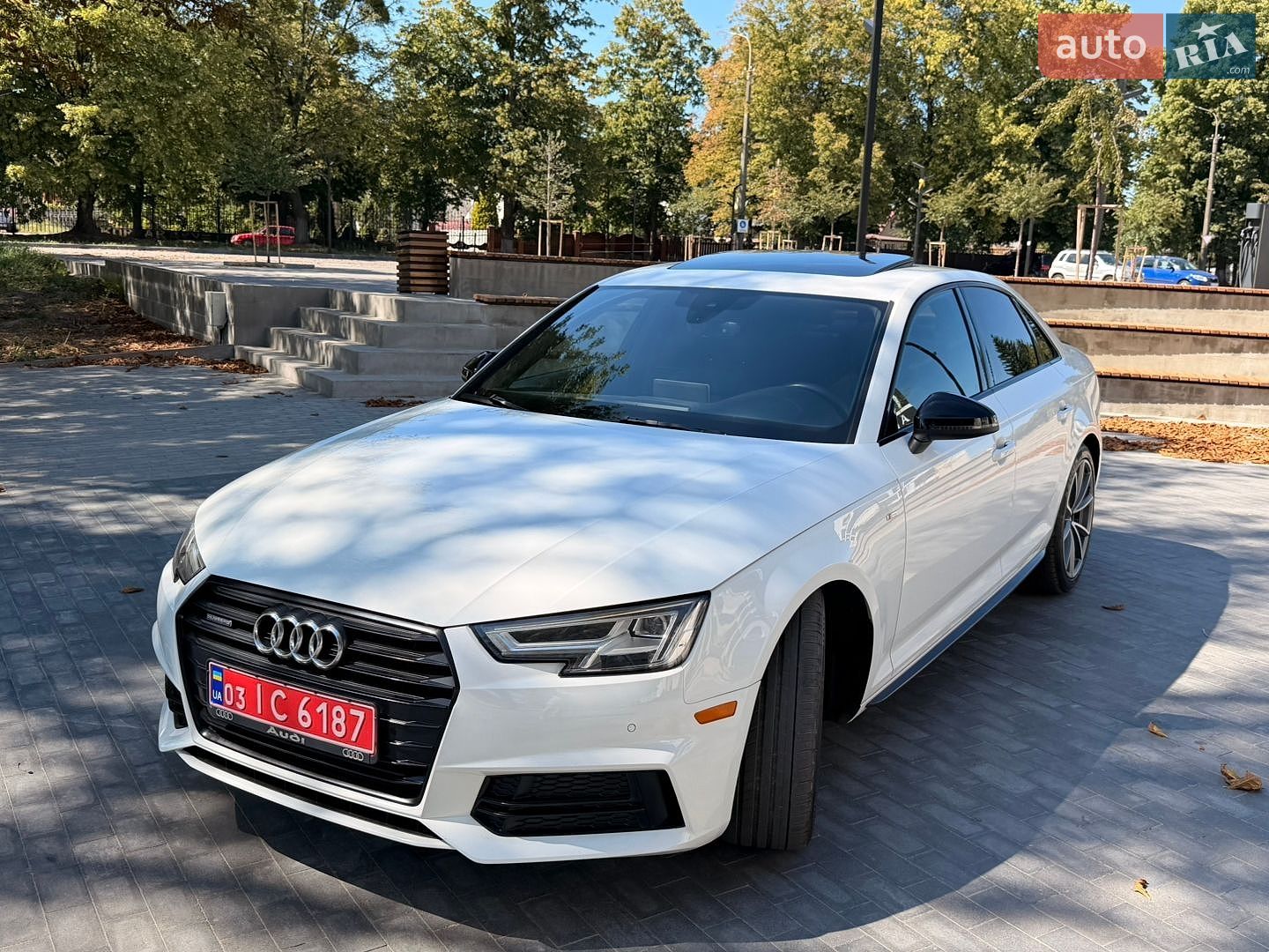 Audi A4 2018 VIN WAUENAF41JA082465 фото оголошення 2 з 30