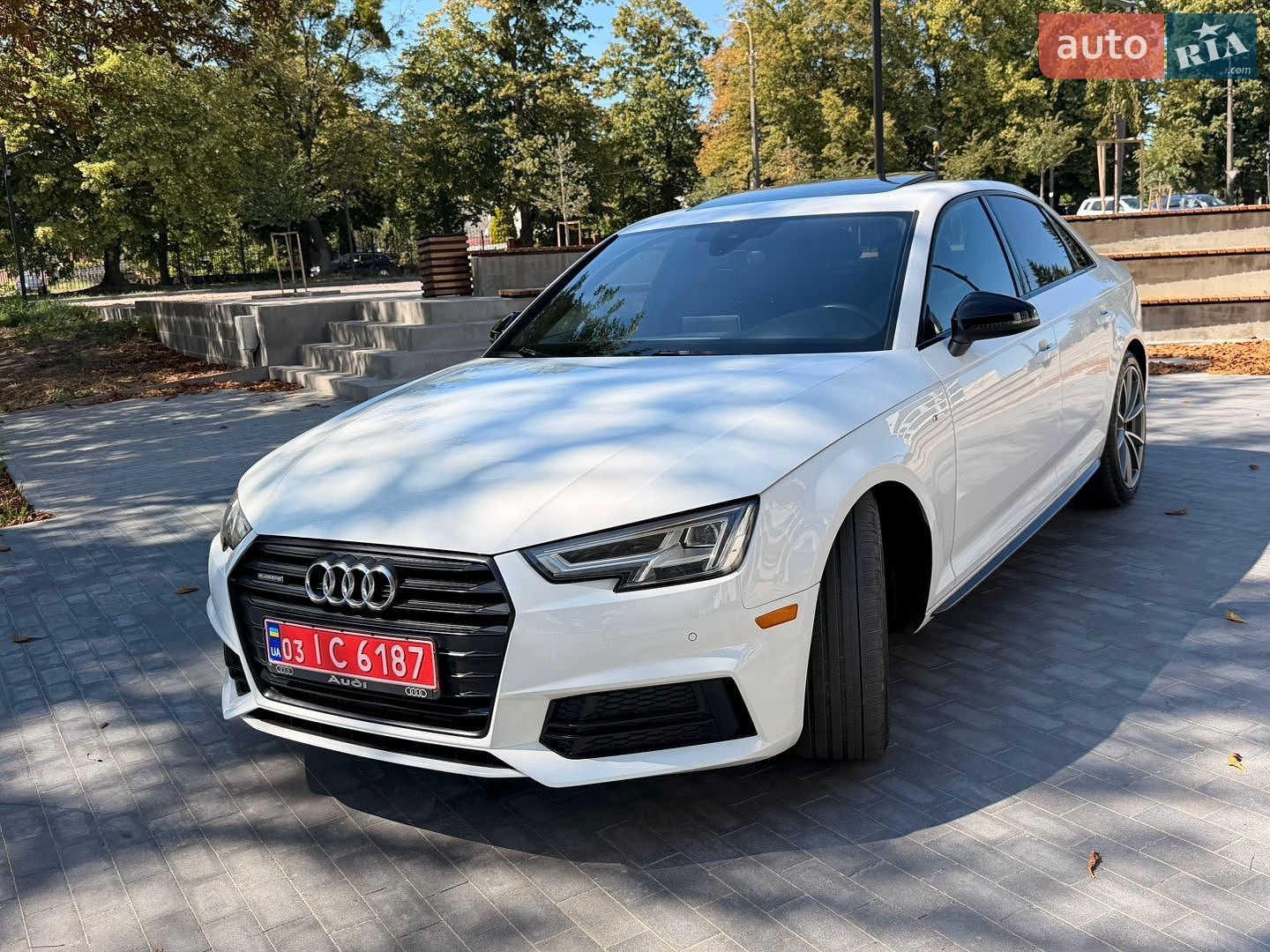 Audi A4 2018 VIN WAUENAF41JA082465 фото оголошення 4 з 30