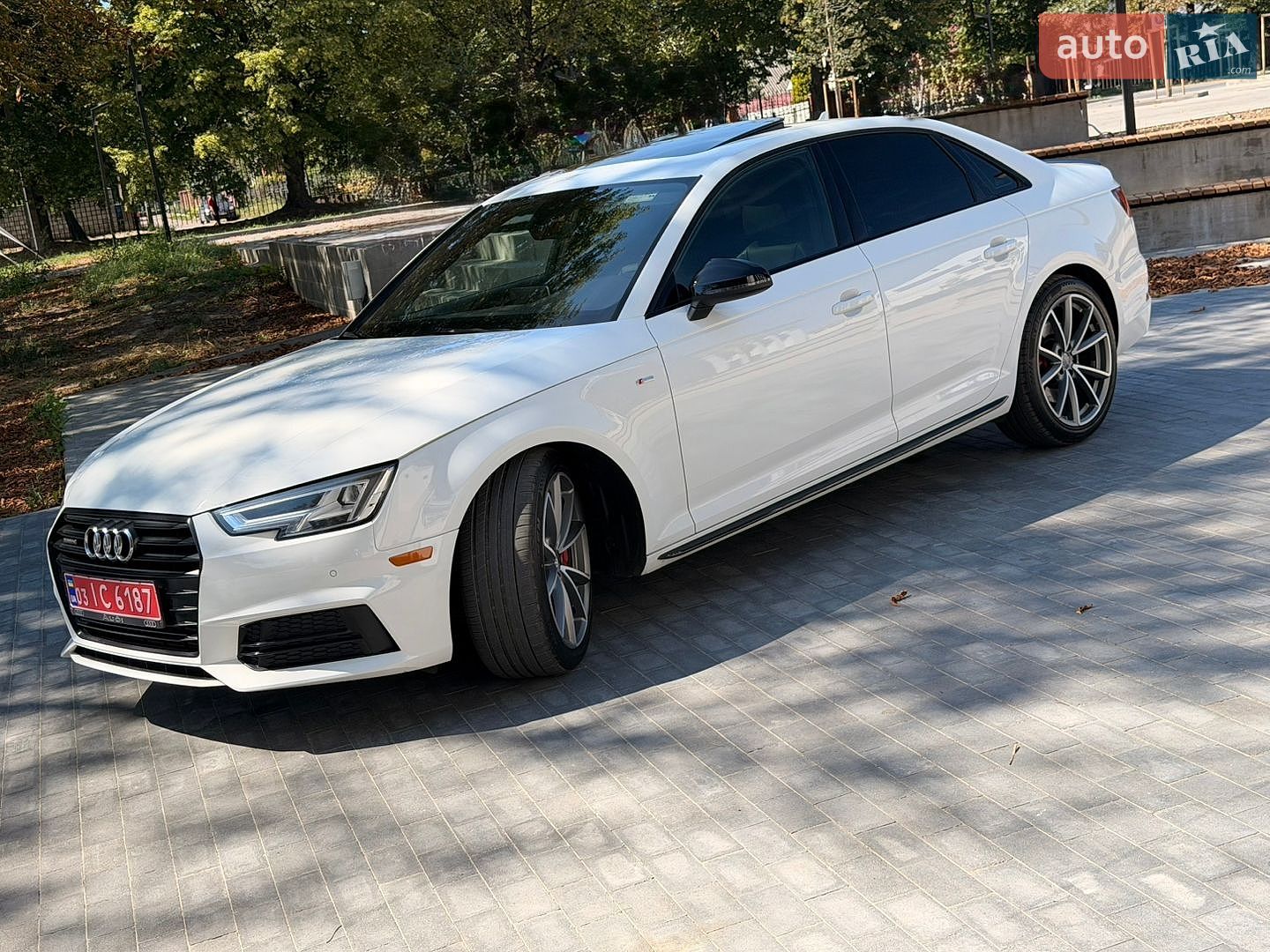Audi A4 2018 VIN WAUENAF41JA082465 фото оголошення 13 з 30